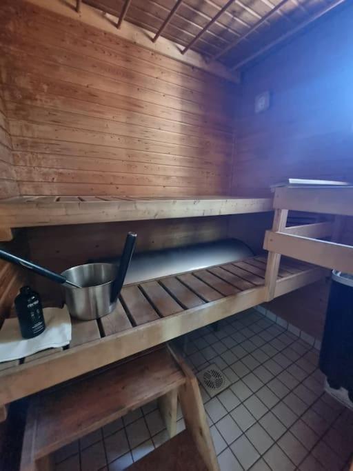 Huvila saunalla ja paljulla Korpilammen rannalla