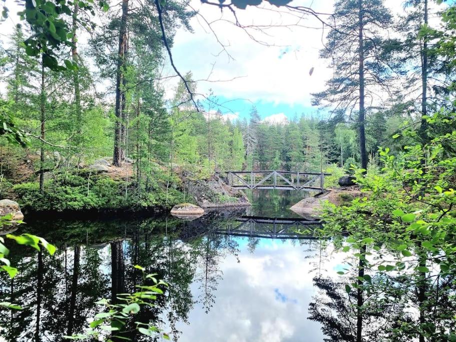 Huvila saunalla ja paljulla Korpilammen rannalla