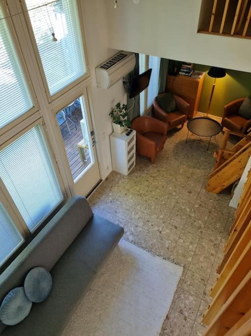 Huvila saunalla ja paljulla Korpilammen rannalla