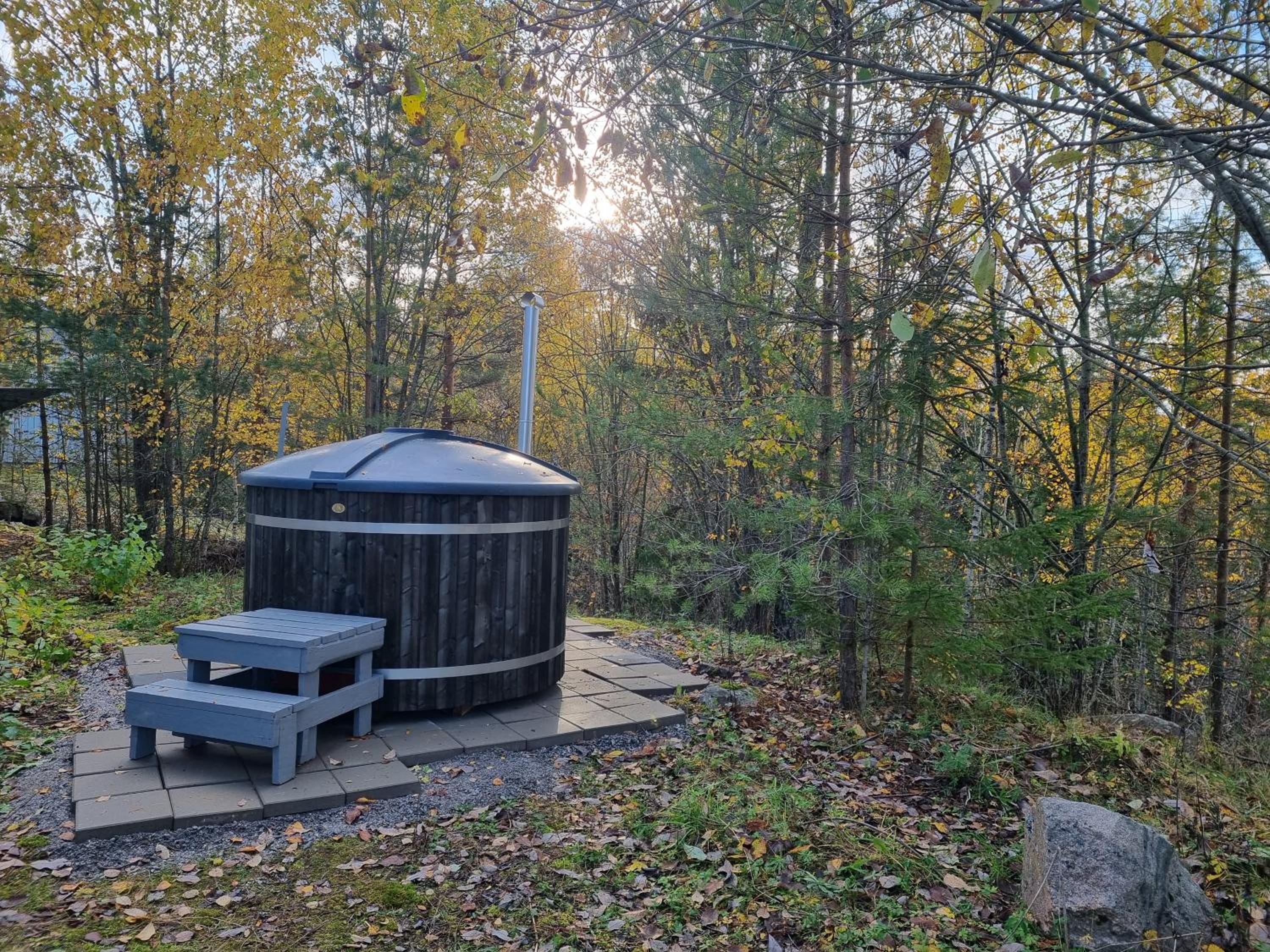 Huvila saunalla ja paljulla Korpilammen rannalla