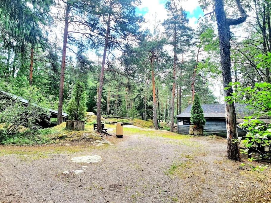 Huvila saunalla ja paljulla Korpilammen rannalla