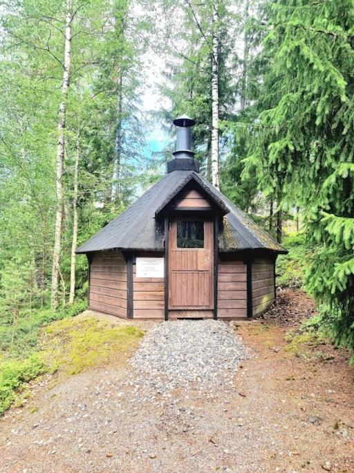 Huvila saunalla ja paljulla Korpilammen rannalla