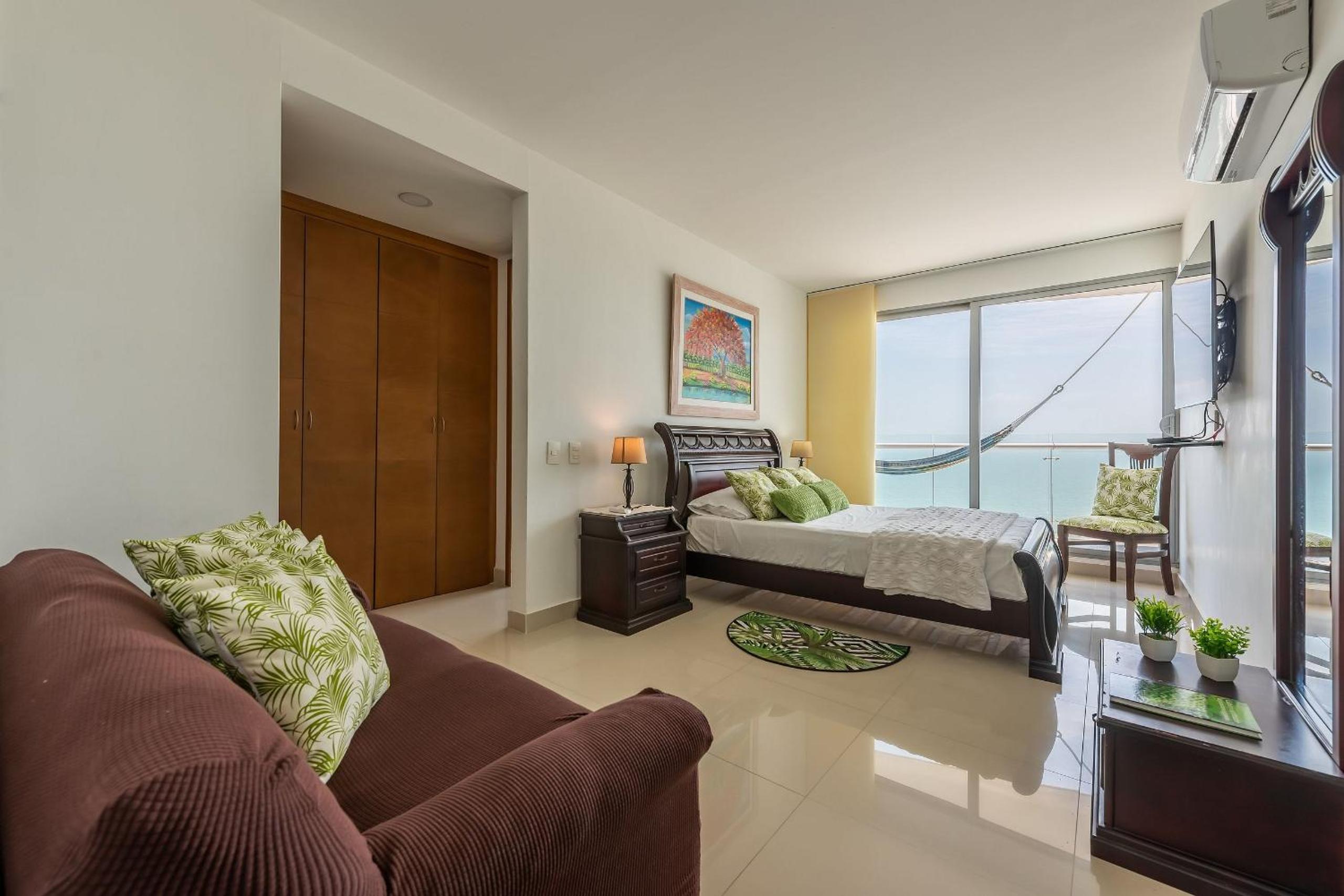 Amplios Aptos de Lujo Frente a la Playa a 5 Minutos del Centro y del Aeropuerto, en Edificio con Piscina, Jacuzzi, Sauna, Gimnasio, Turco y Seguridad las 2