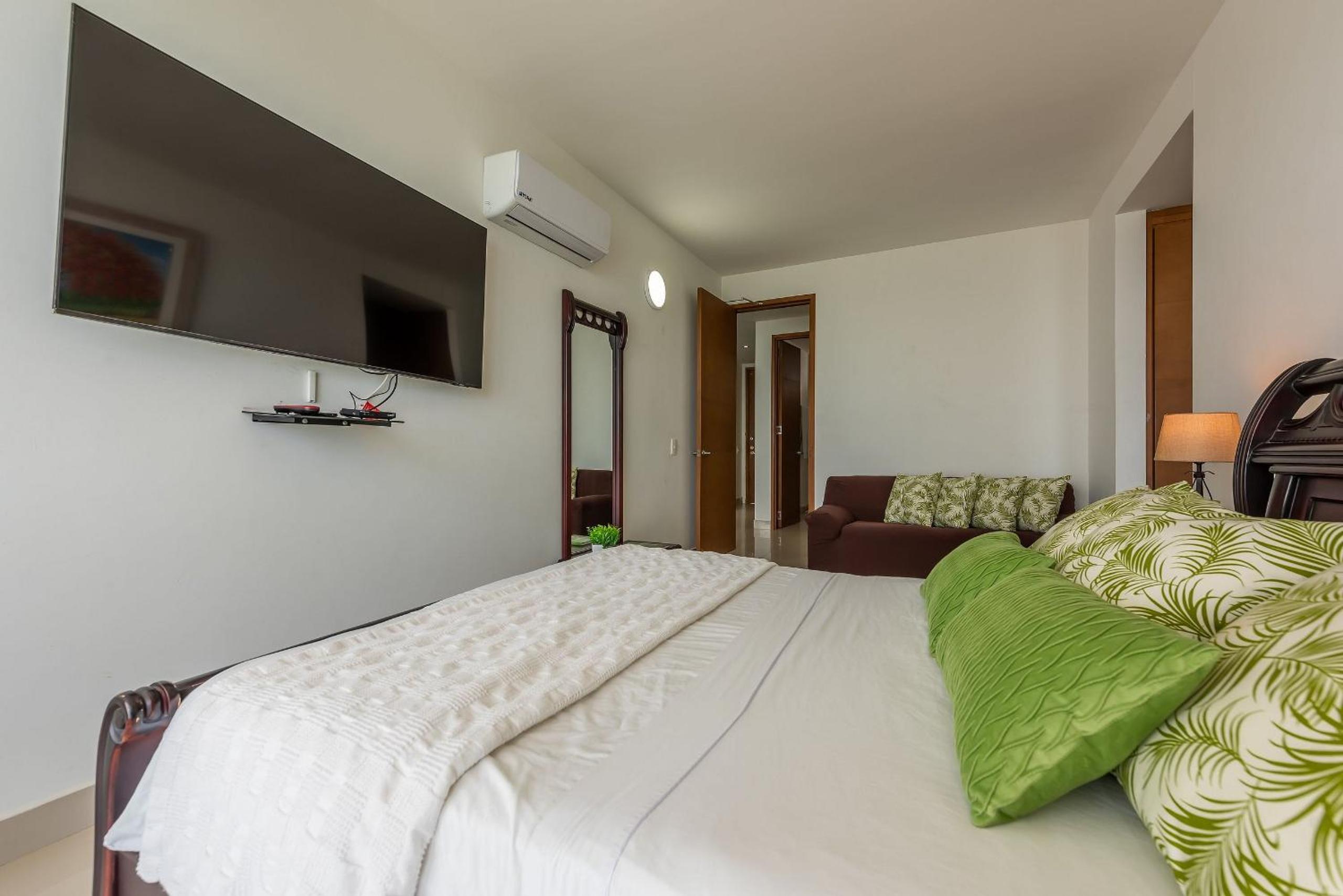 Amplios Aptos de Lujo Frente a la Playa a 5 Minutos del Centro y del Aeropuerto, en Edificio con Piscina, Jacuzzi, Sauna, Gimnasio, Turco y Seguridad las 2