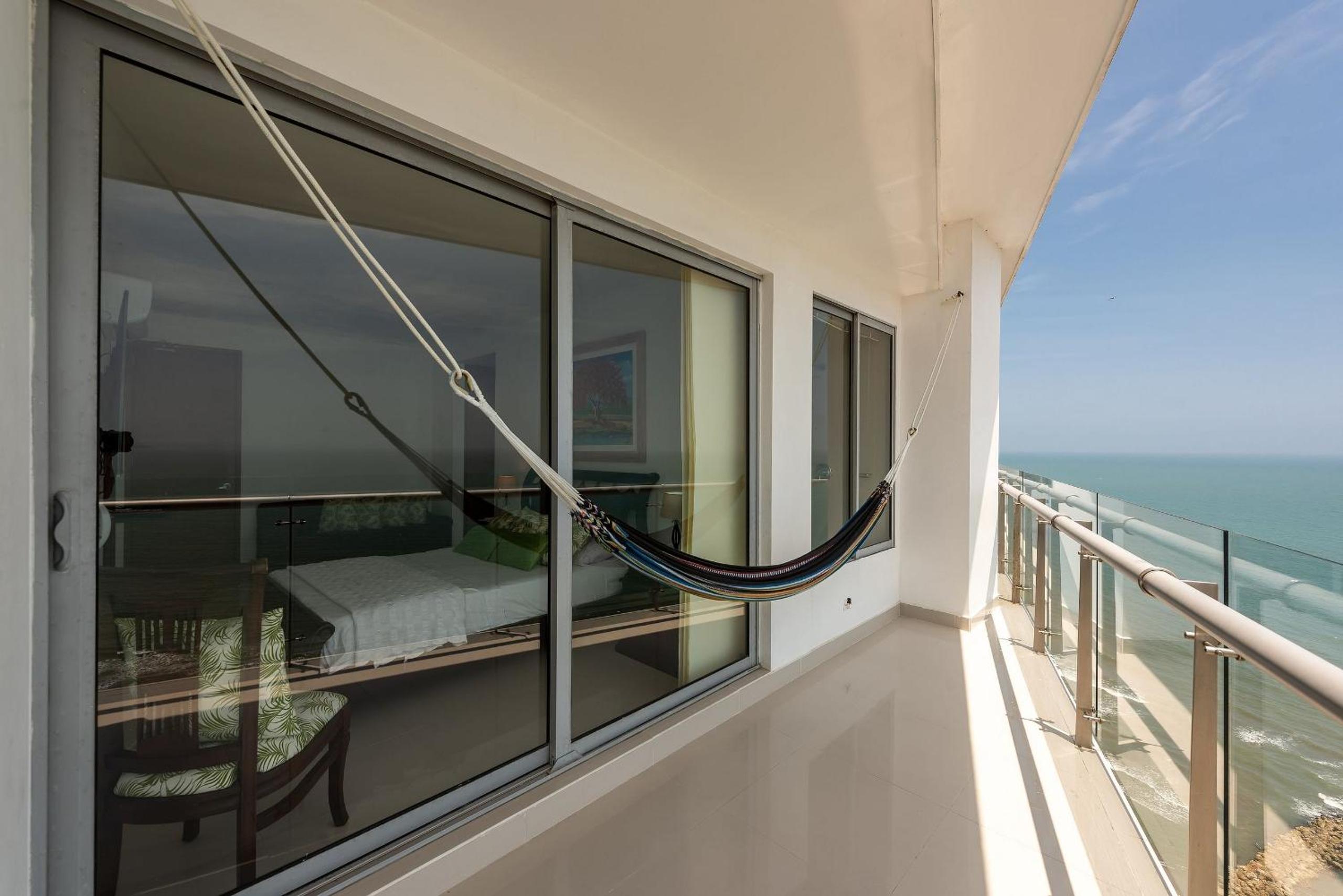 Amplios Aptos de Lujo Frente a la Playa a 5 Minutos del Centro y del Aeropuerto, en Edificio con Piscina, Jacuzzi, Sauna, Gimnasio, Turco y Seguridad las 2
