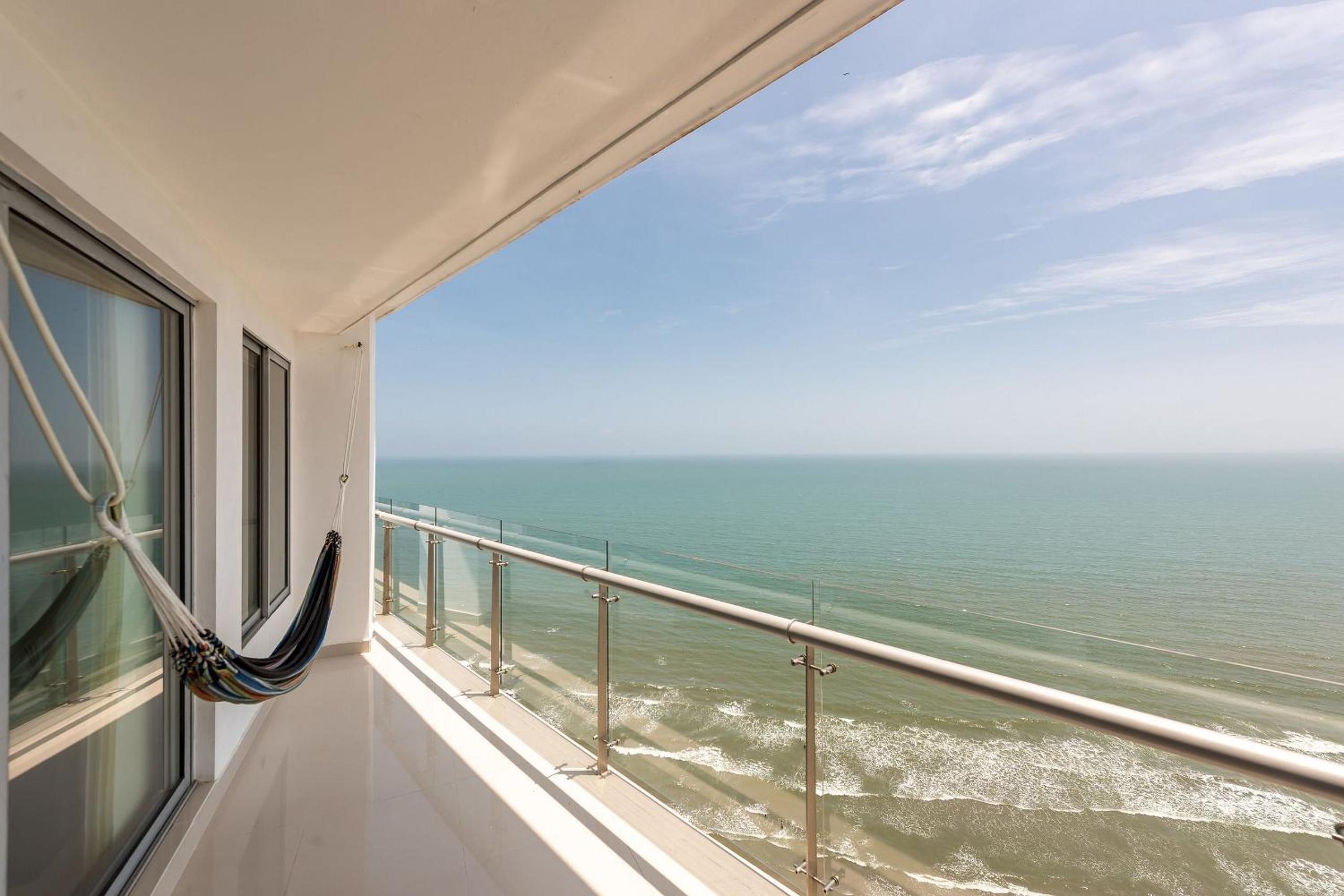Amplios Aptos de Lujo Frente a la Playa a 5 Minutos del Centro y del Aeropuerto, en Edificio con Piscina, Jacuzzi, Sauna, Gimnasio, Turco y Seguridad las 2