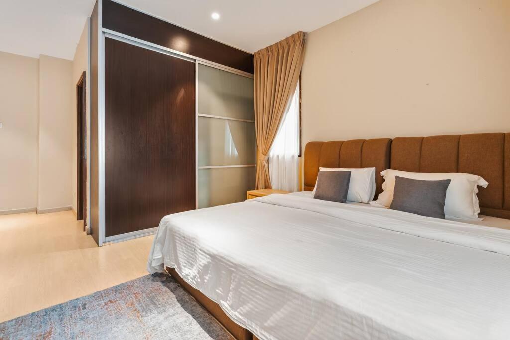 Retreat In The Heart of KLCC, The Corinthians
