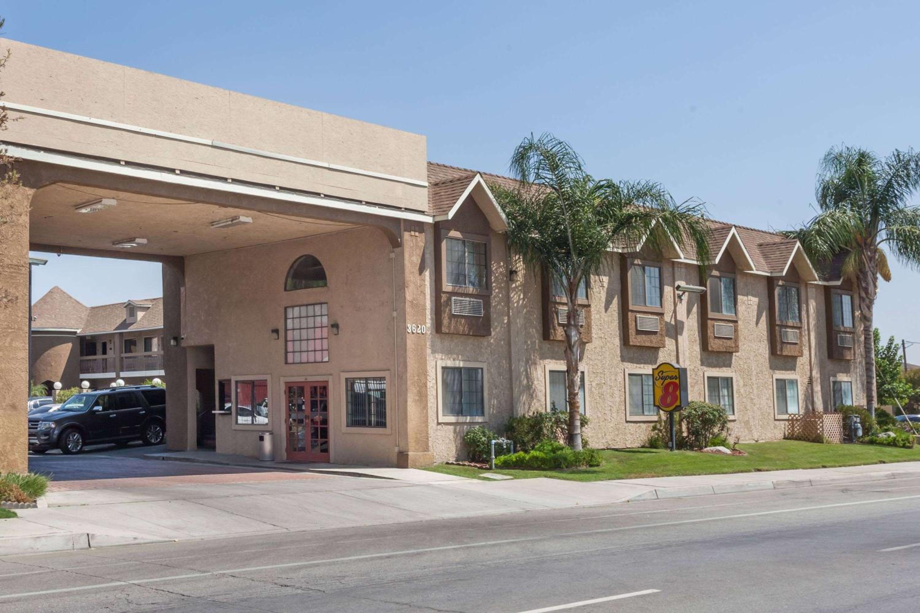 Bakersfield Vacations - Super 8 by Wyndham Bakersfield South CA - Property Image 1