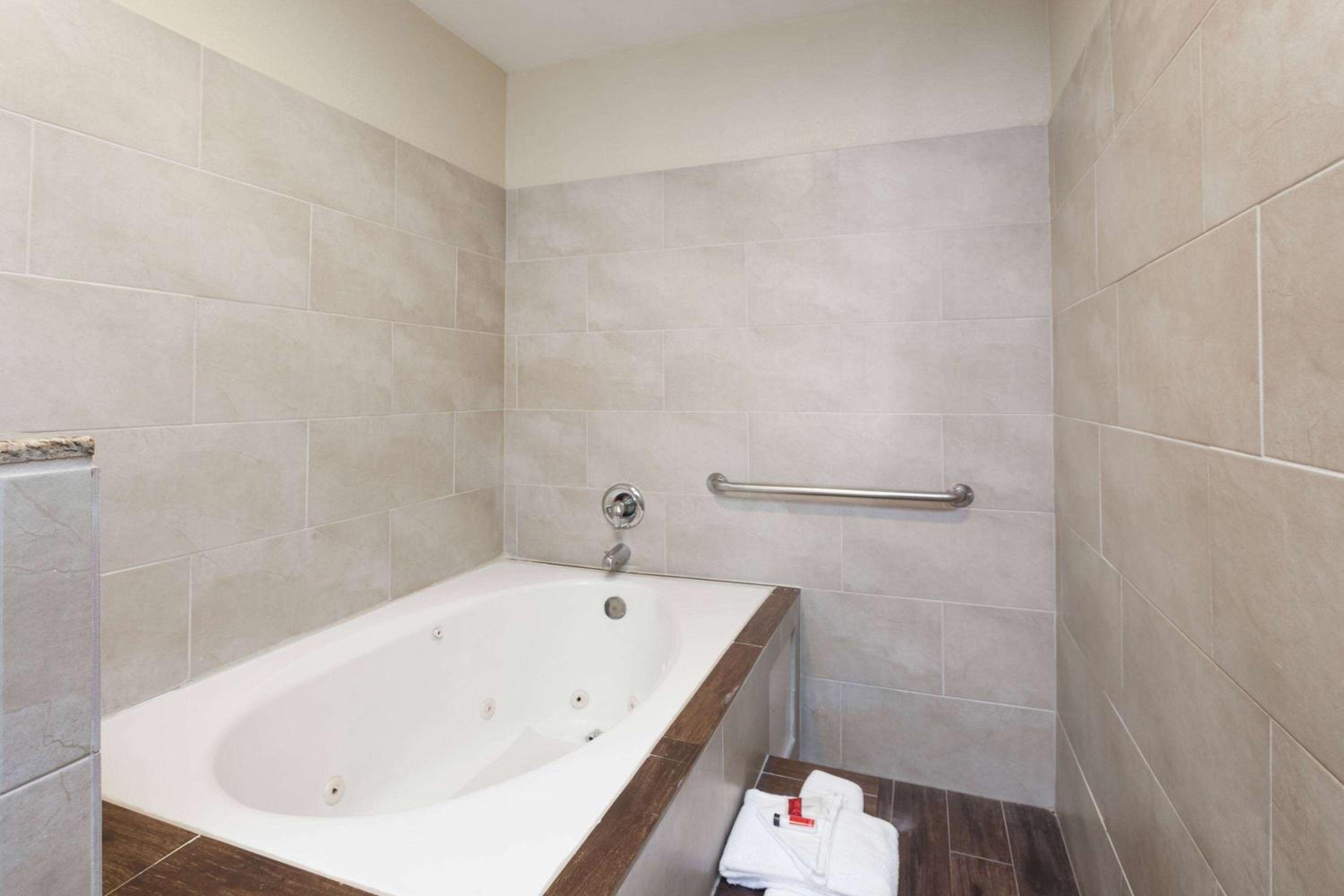 Super 8 by Wyndham Bakersfield South CA, Photo 10