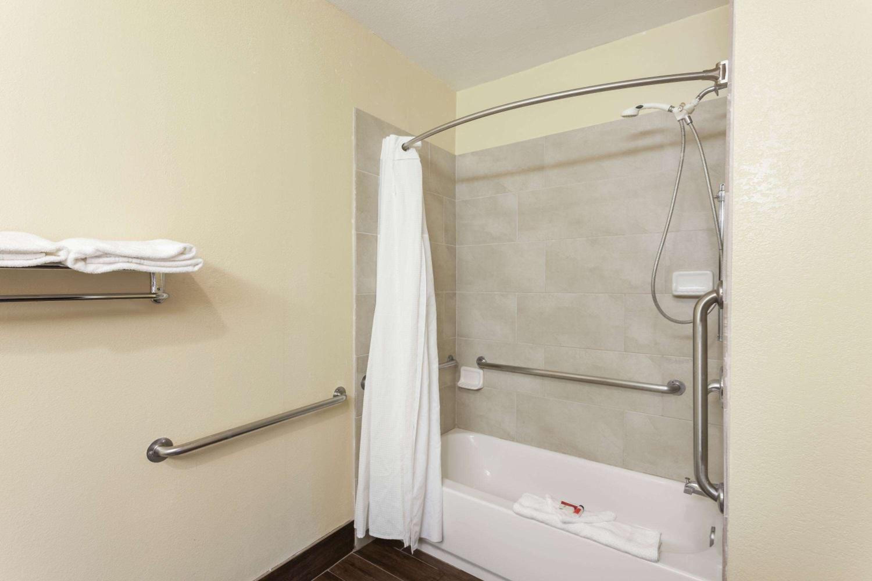 Super 8 by Wyndham Bakersfield South CA, Photo 15