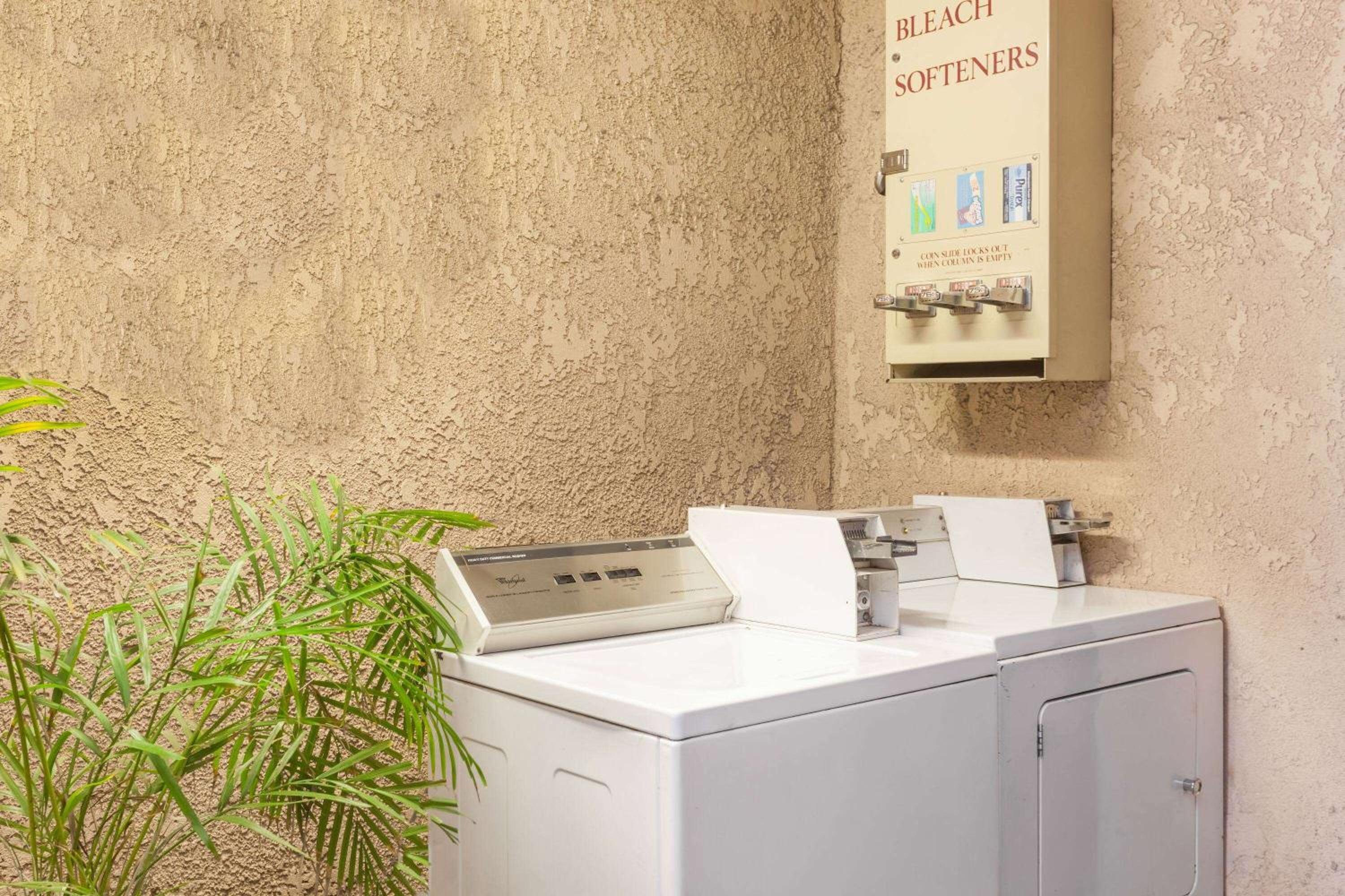 Super 8 by Wyndham Bakersfield South CA, Photo 25