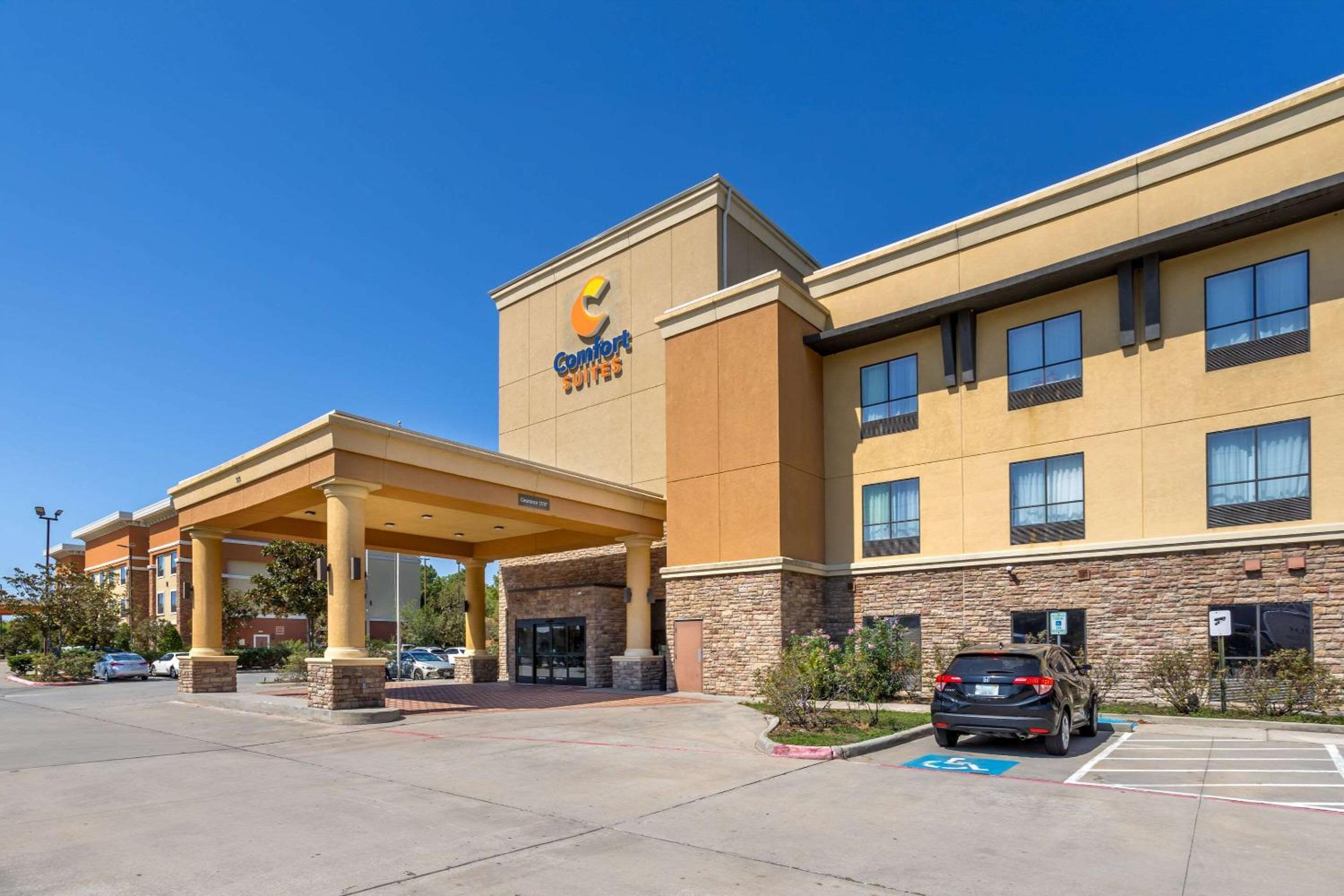 Hotel Comfort Suites Old Town Spring - Image 1