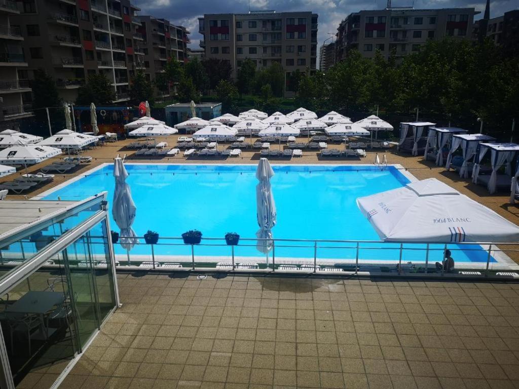 Alex Mnl Lux Apartment free parking D12 view 2