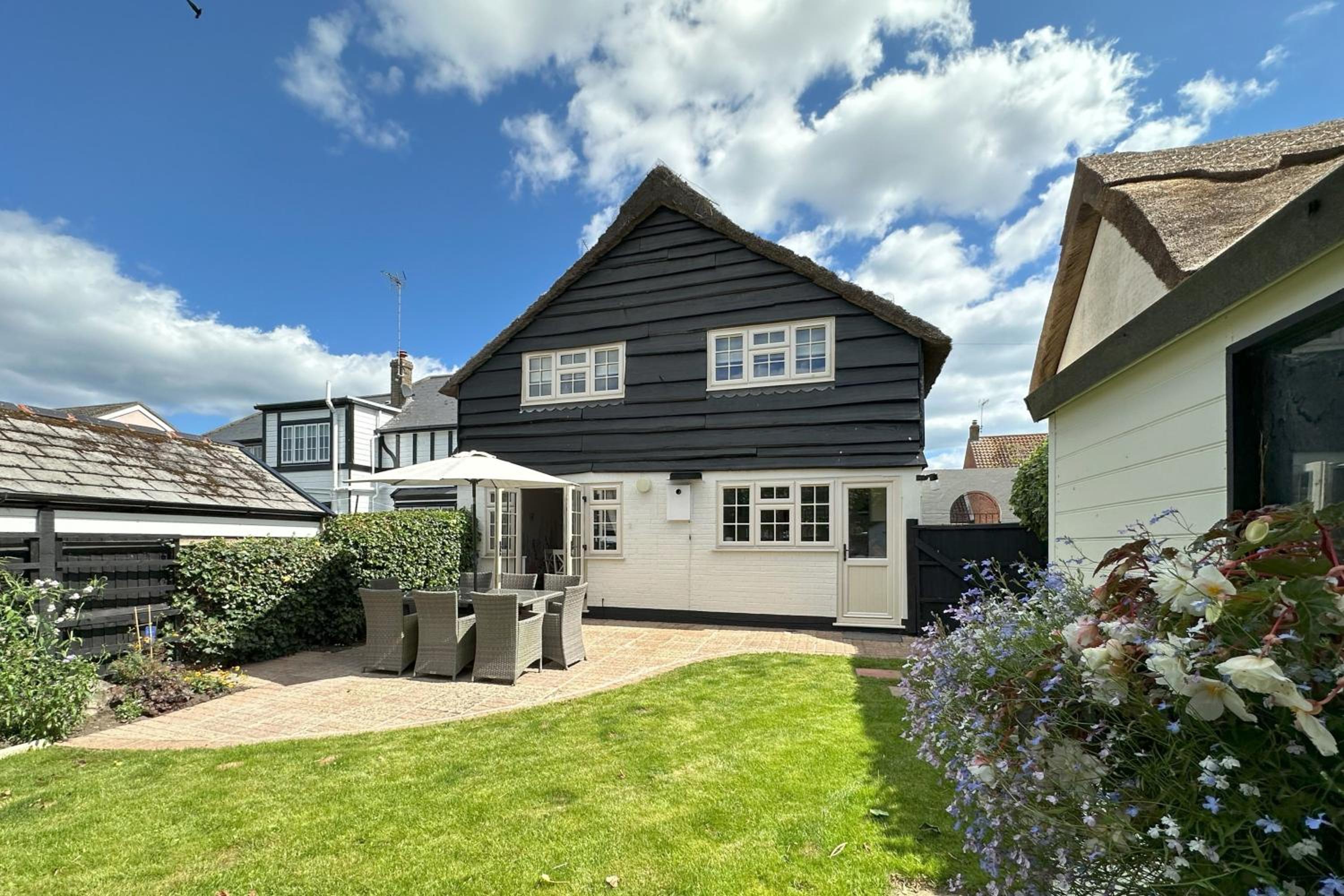 Periwinkle Cottage by Winterton Cottages
