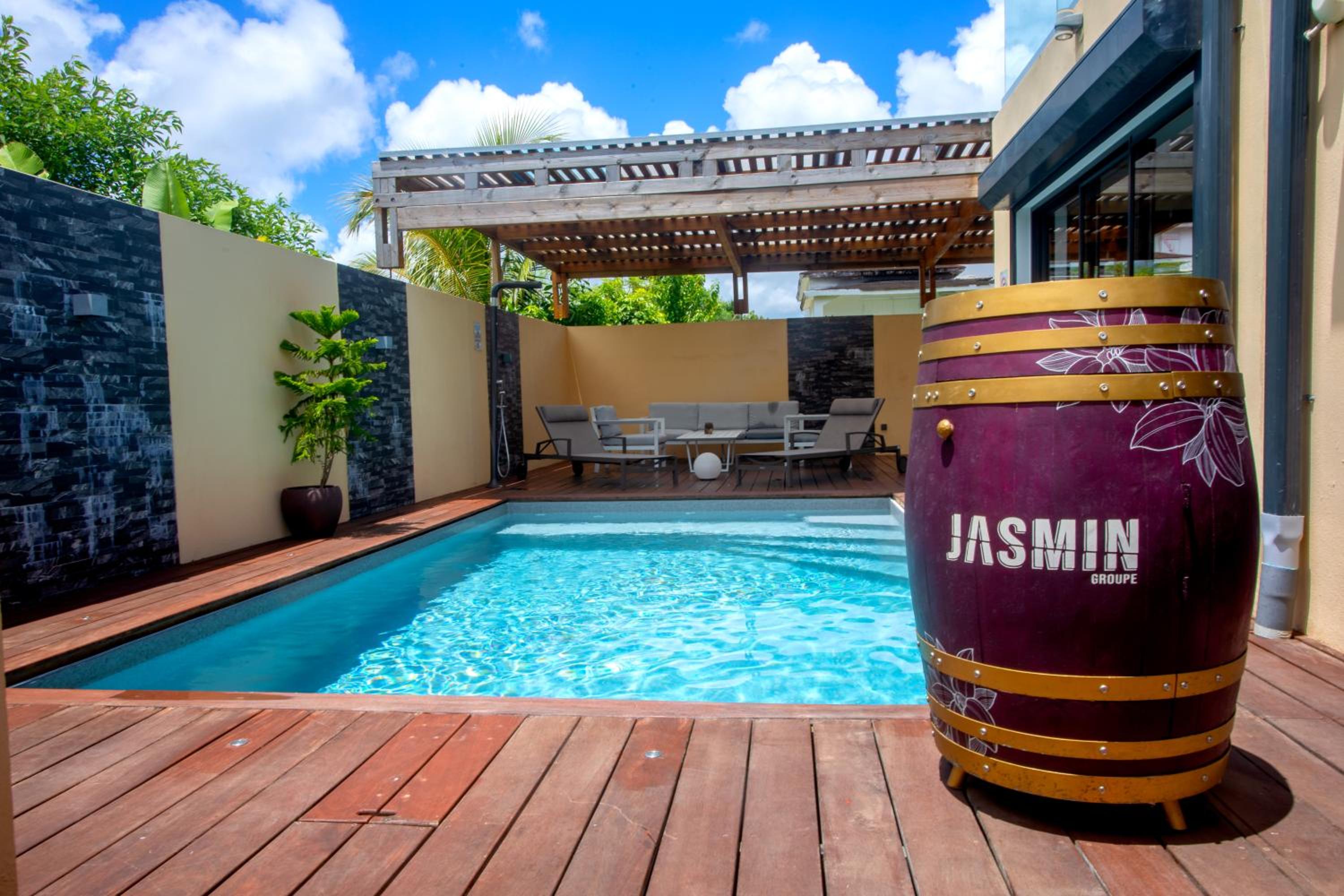 Les Villas Jasmin Standing Piscine Chauffée Jacuzzi 5 Ch 14 Pers view 5
