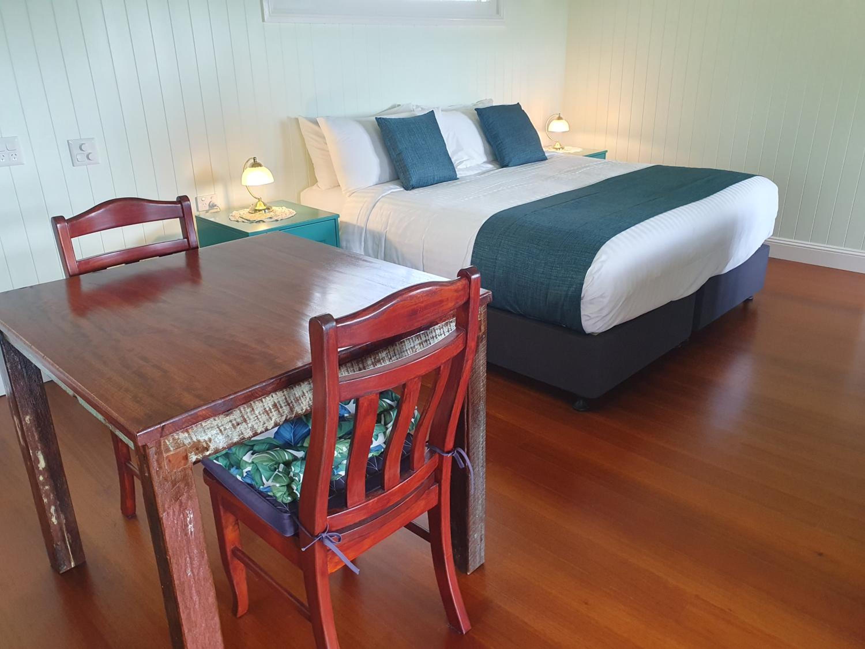 Couples Accessible Cabin, Zarina Country Cabins, 6
