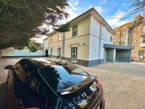 Two Bedroom Apartment - Heart of Bournemouth - Free Parking - Sleeps 6 - Close to Town and Beach