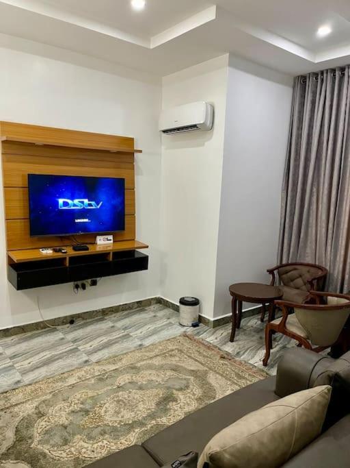 Cozy One Bedroom Apartment, Jahi Gilmore view 2