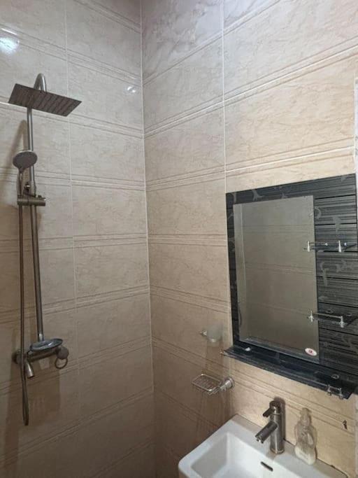 Cozy One Bedroom Apartment, Jahi Gilmore view 4