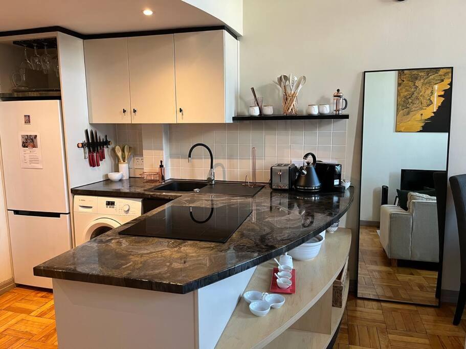 Beautiful City Haven 2Gyms with Pool & Parking view 4