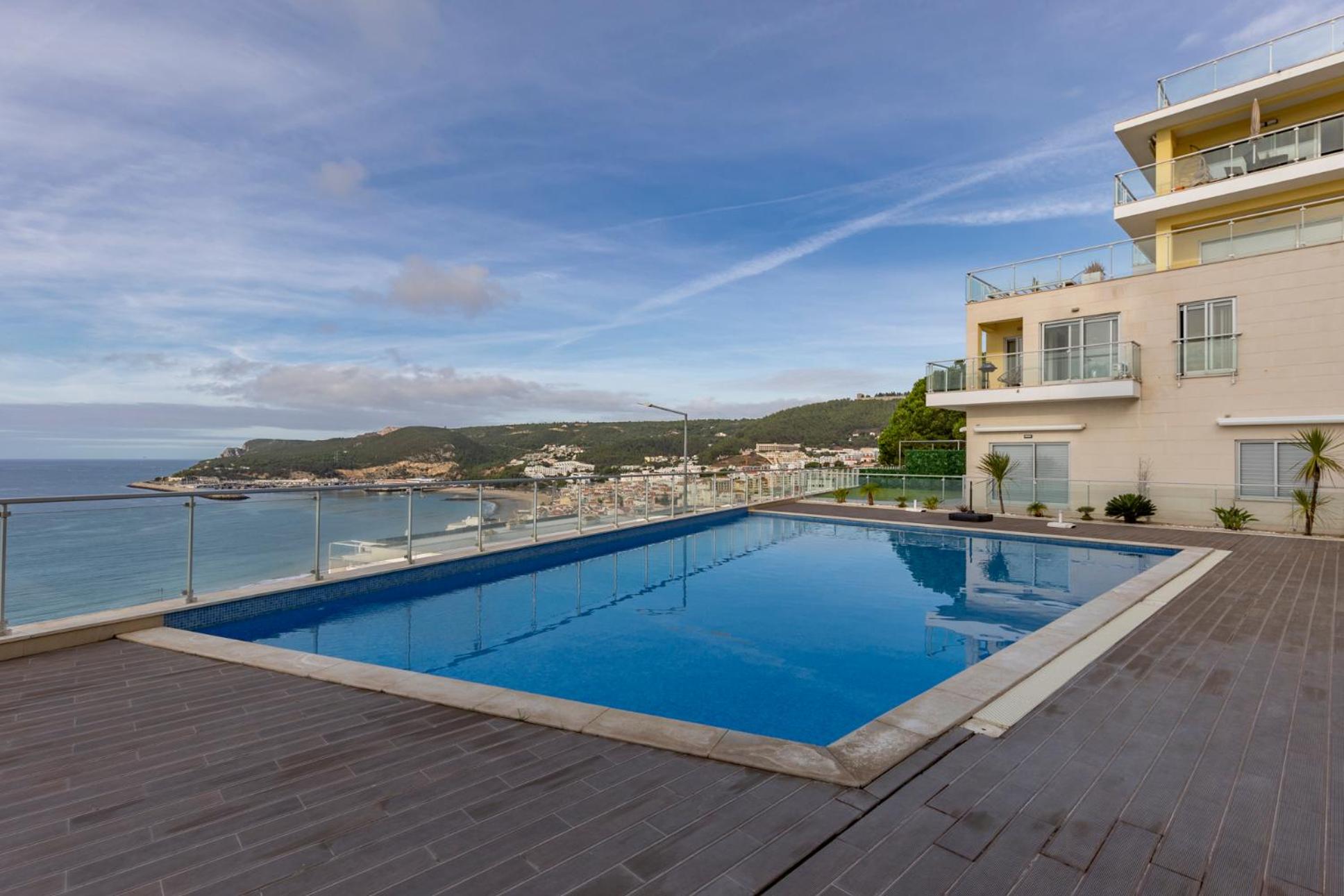 Cliffs Apartment - Astonishing view over Sesimbra bay by Trip2Portugal
