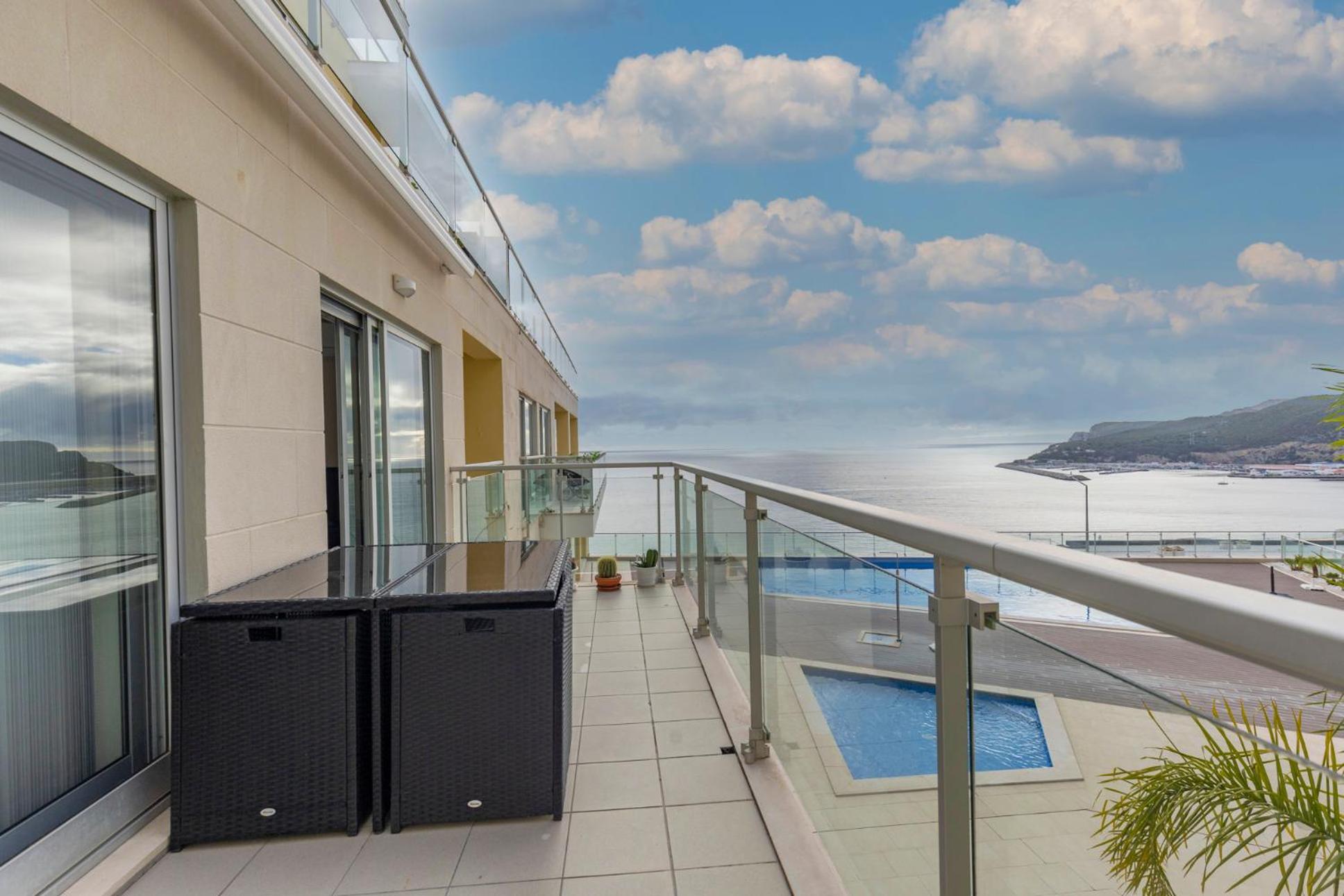 Cliffs Apartment - Astonishing view over Sesimbra bay by Trip2Portugal