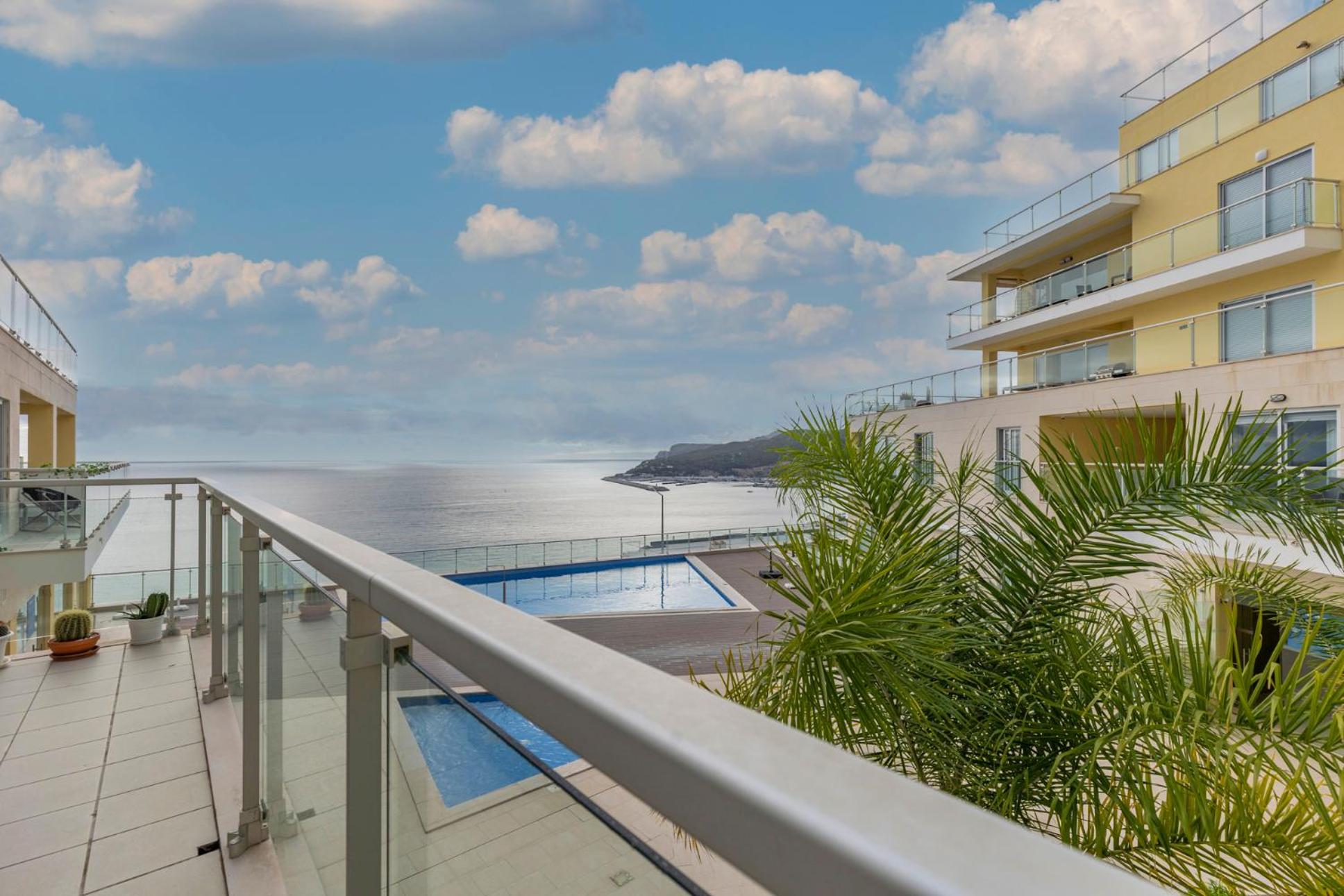 Cliffs Apartment - Astonishing view over Sesimbra bay by Trip2Portugal