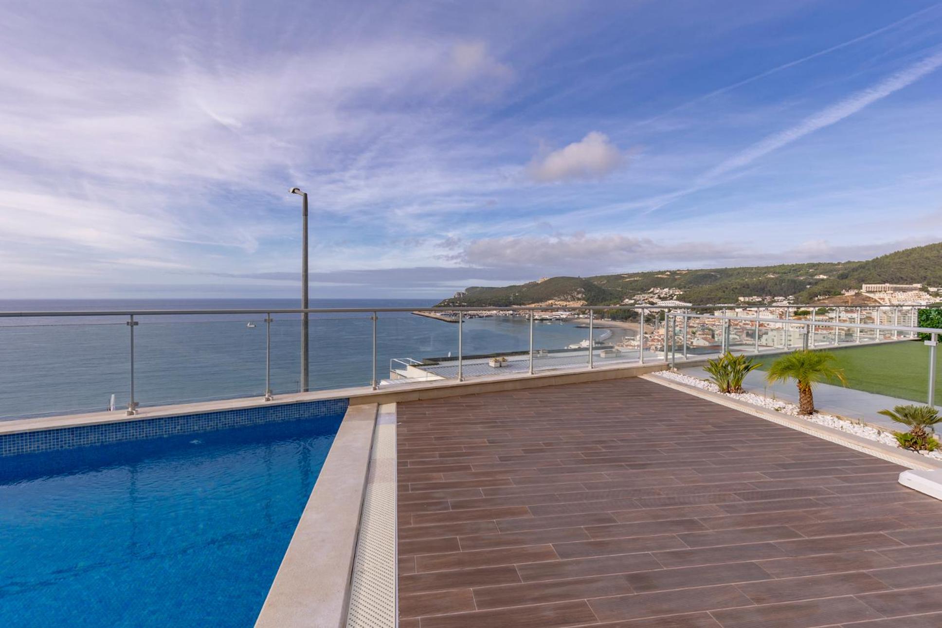 Cliffs Apartment - Astonishing view over Sesimbra bay by Trip2Portugal