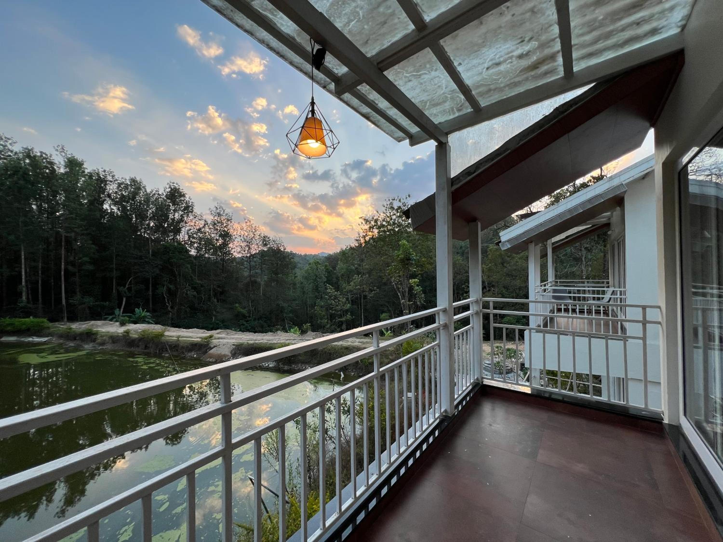 Chola Lakeview Cottages