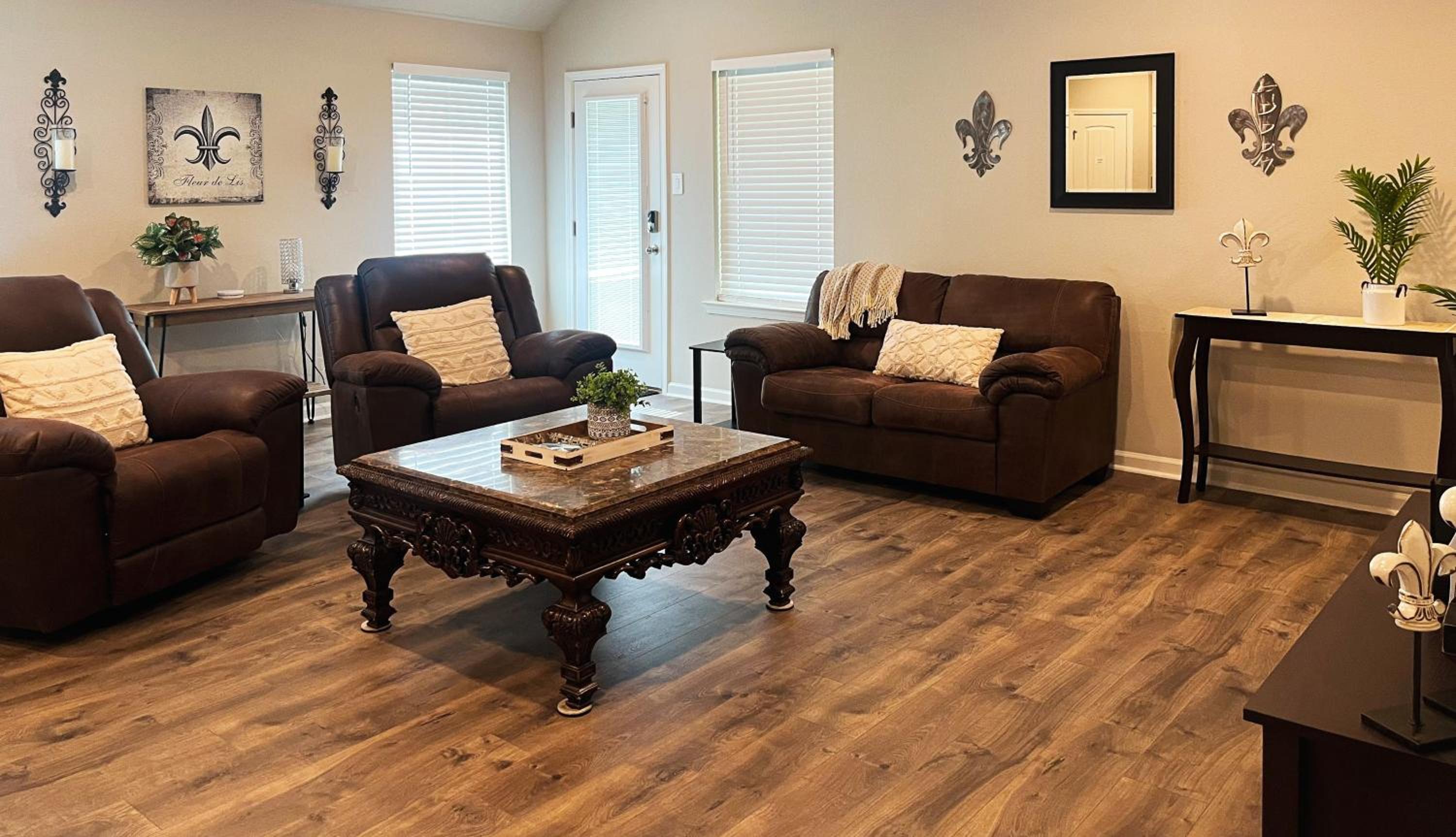 Spacious 2 Kings Fast WiFiNear Plants view 4