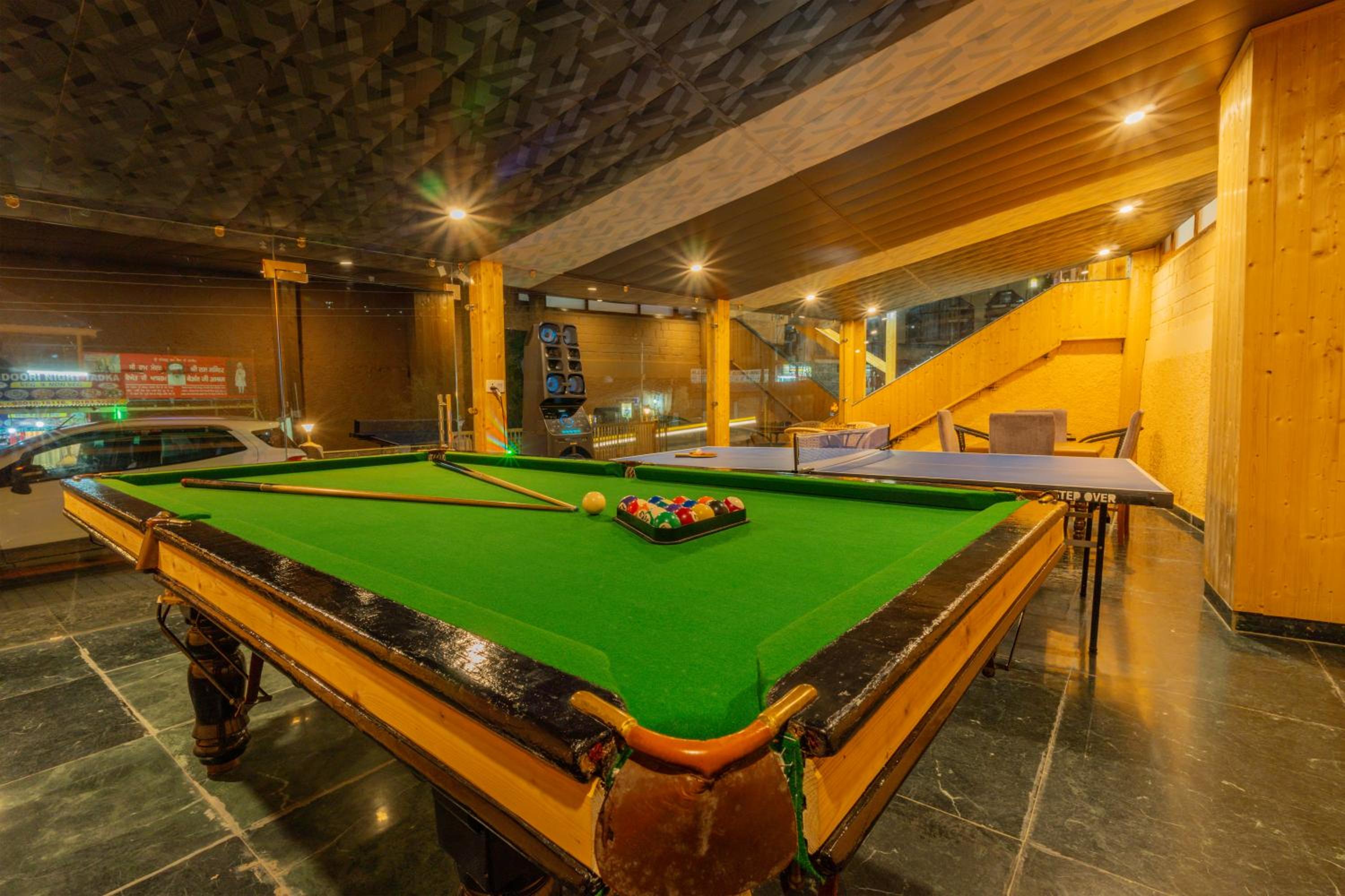Hill River Resort - Central Heated & Air cooled, Near Mall Road - Parking, lawn, Playing zone & much more - Couple Friendly view 3