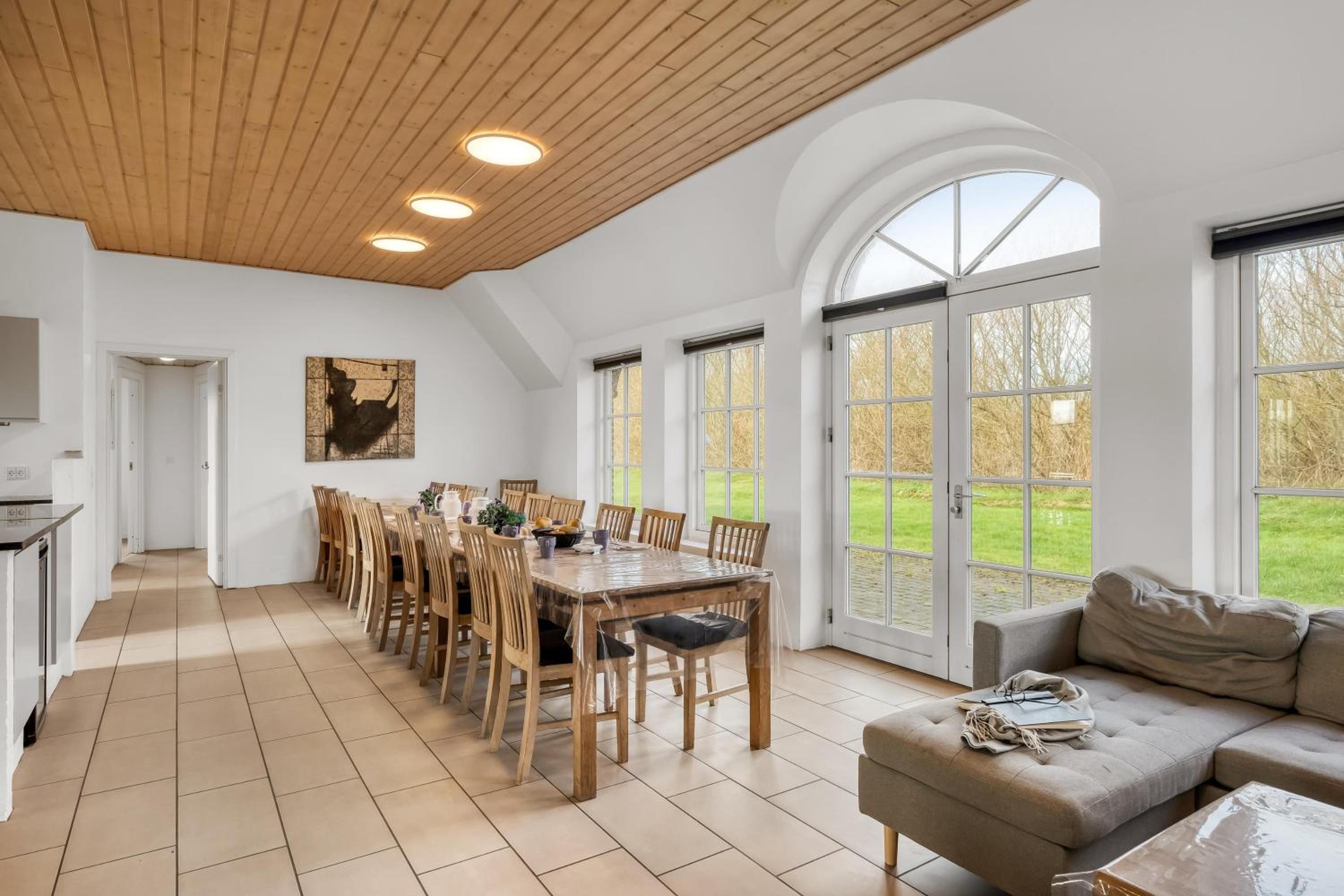Fantastic Holiday Home With Pool And Spa For 20 People view 3
