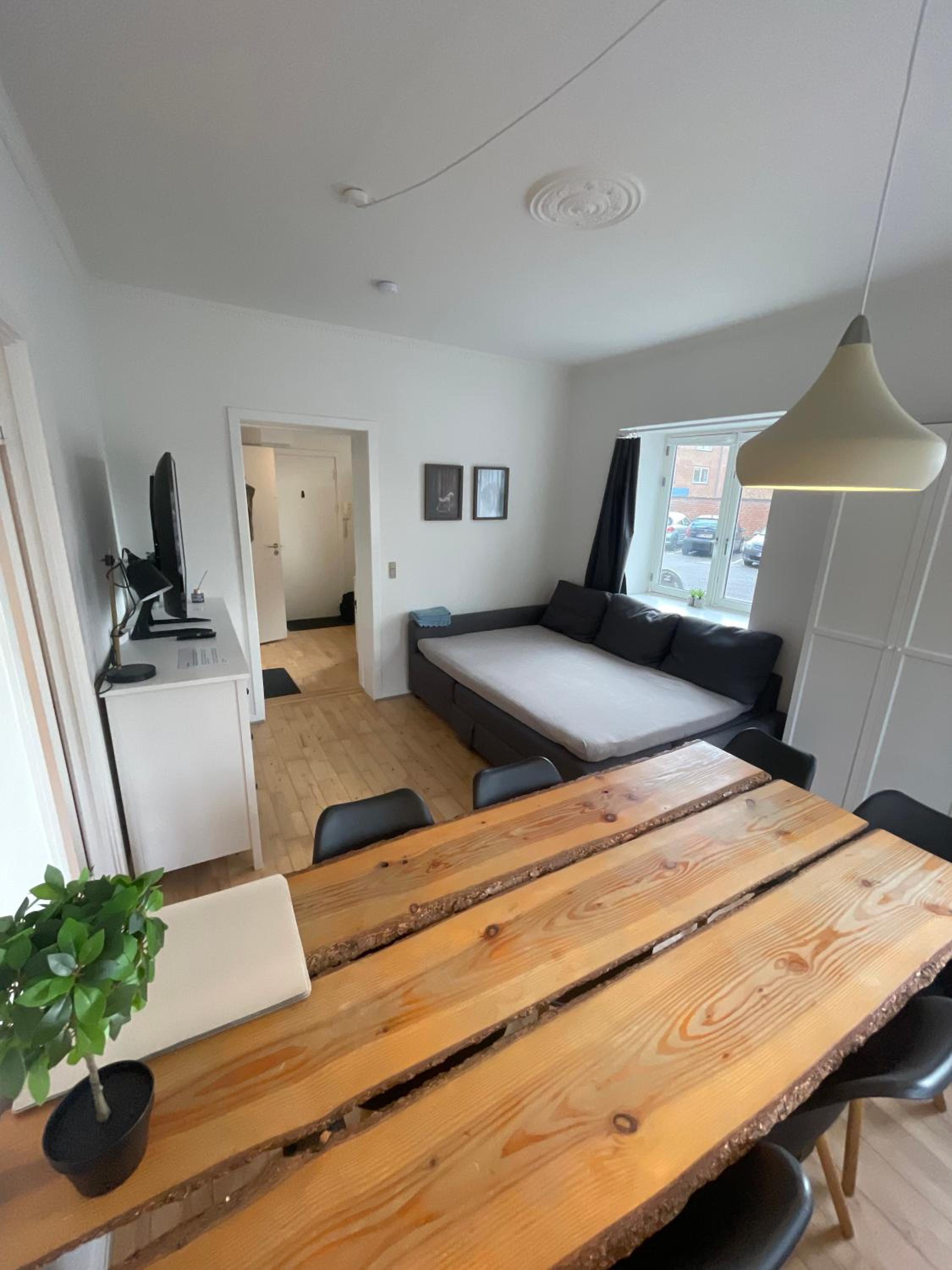 Central Apt with Parking possibility, Netflix & Near Attractions