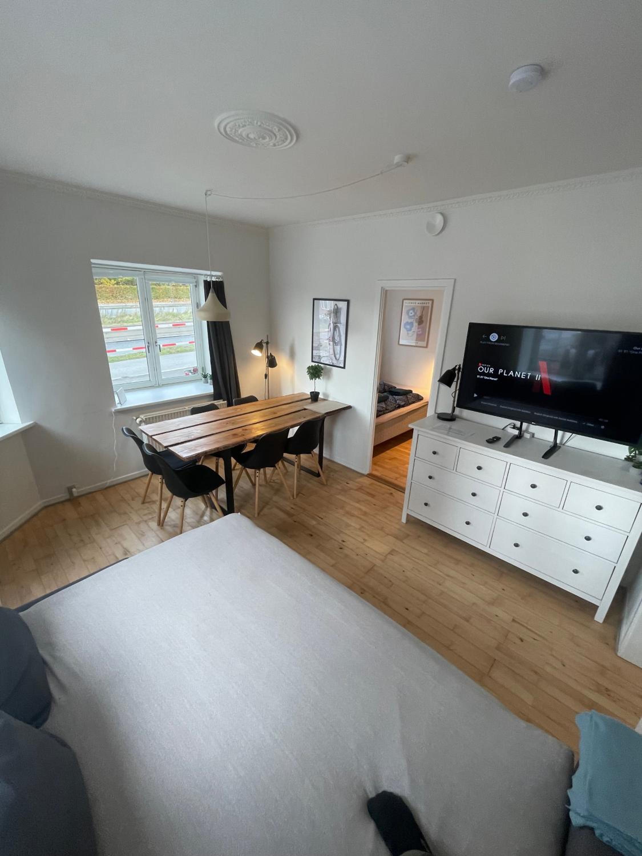 Central Apt with Parking possibility, Netflix & Near Attractions