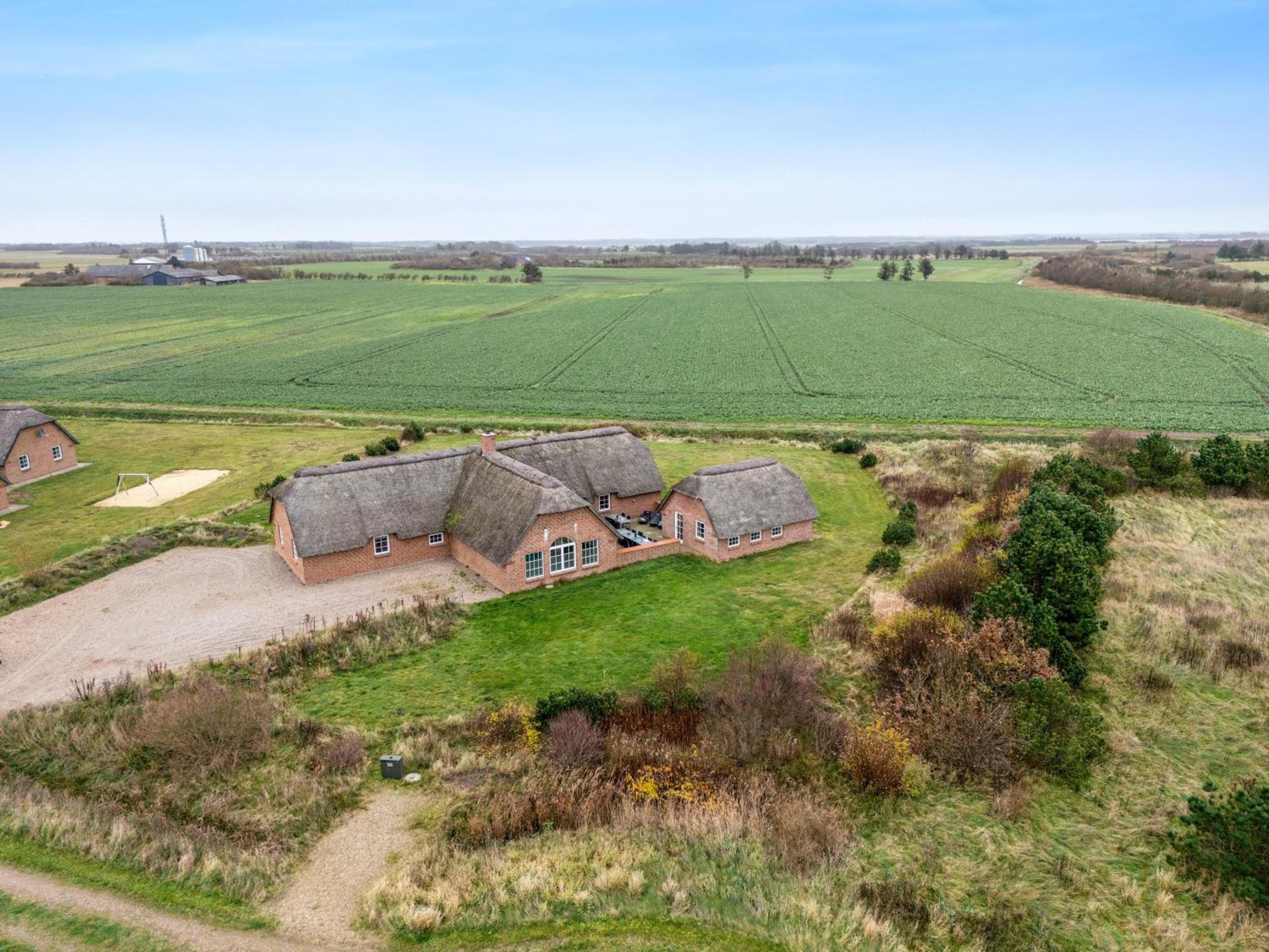 Large Holiday Home For 20 People With Large Pool, Hot Tub For 7 People And Activity Room