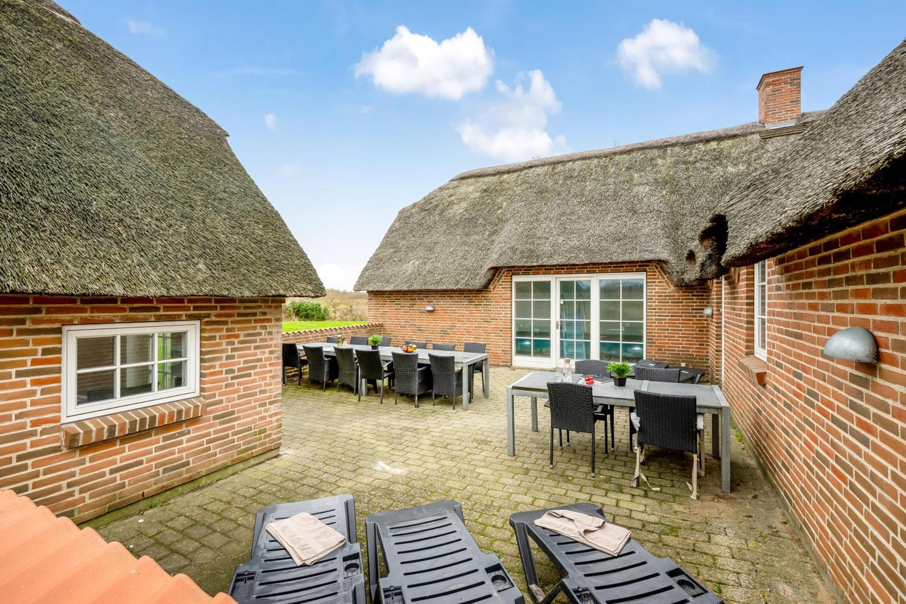 Large Holiday Home For 20 People With Large Pool, Hot Tub For 7 People And Activity Room