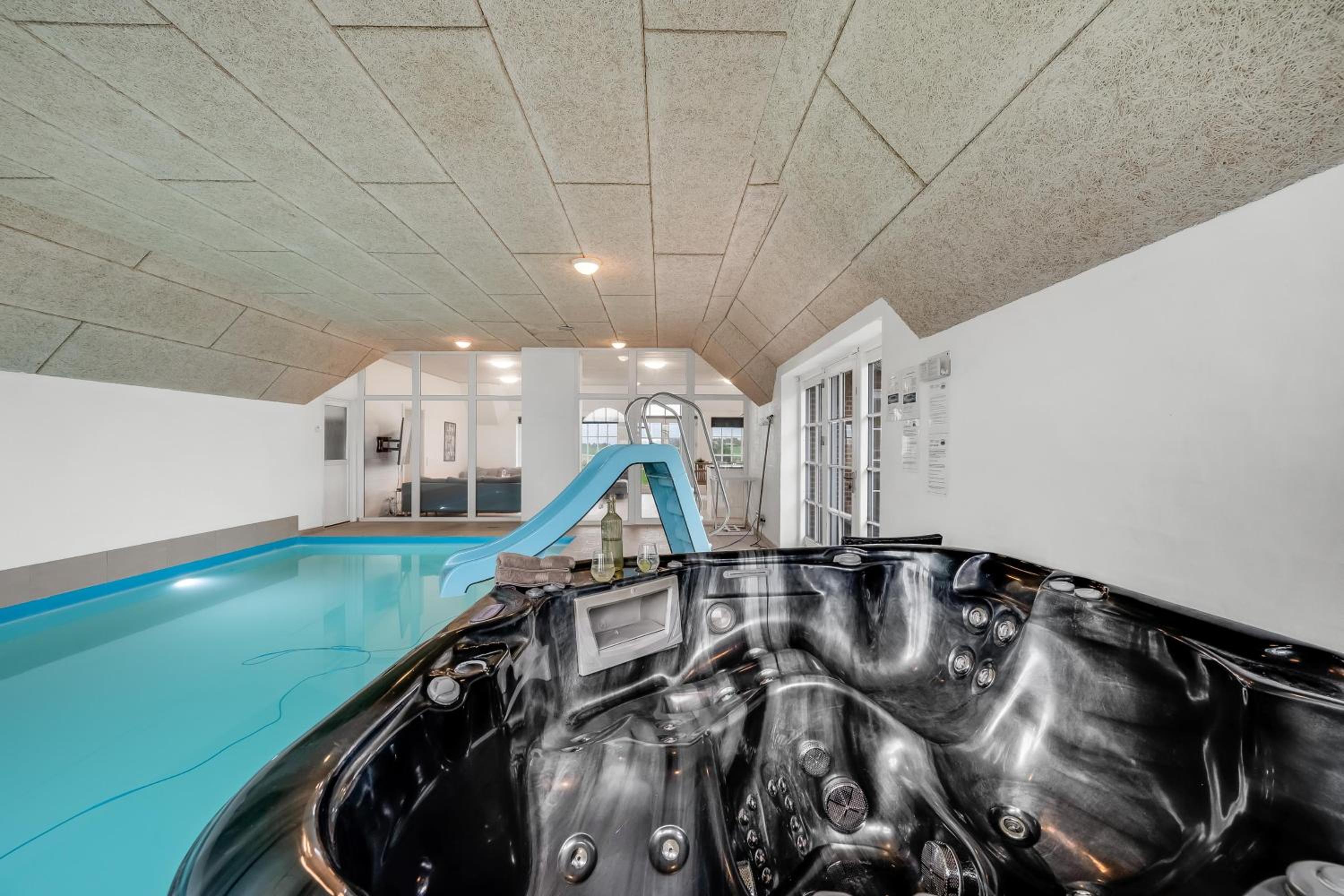 Large Holiday Home For 20 People With Large Pool, Hot Tub For 7 People And Activity Room
