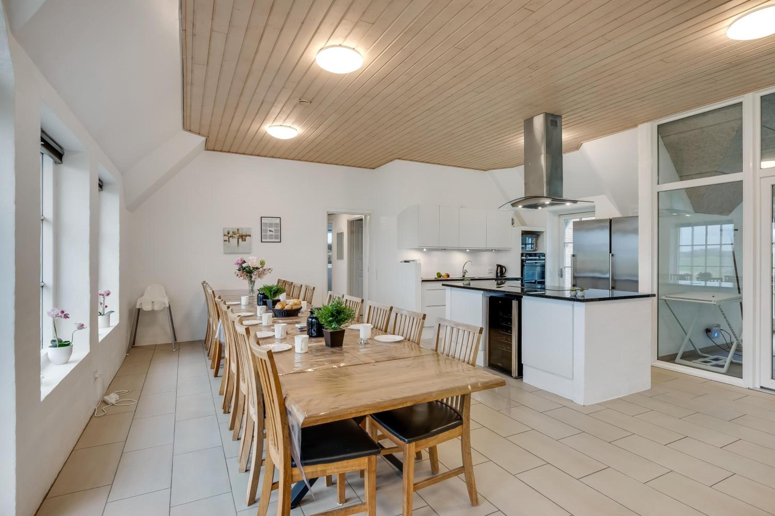 Large Holiday Home For 20 People With Large Pool, Hot Tub For 7 People And Activity Room