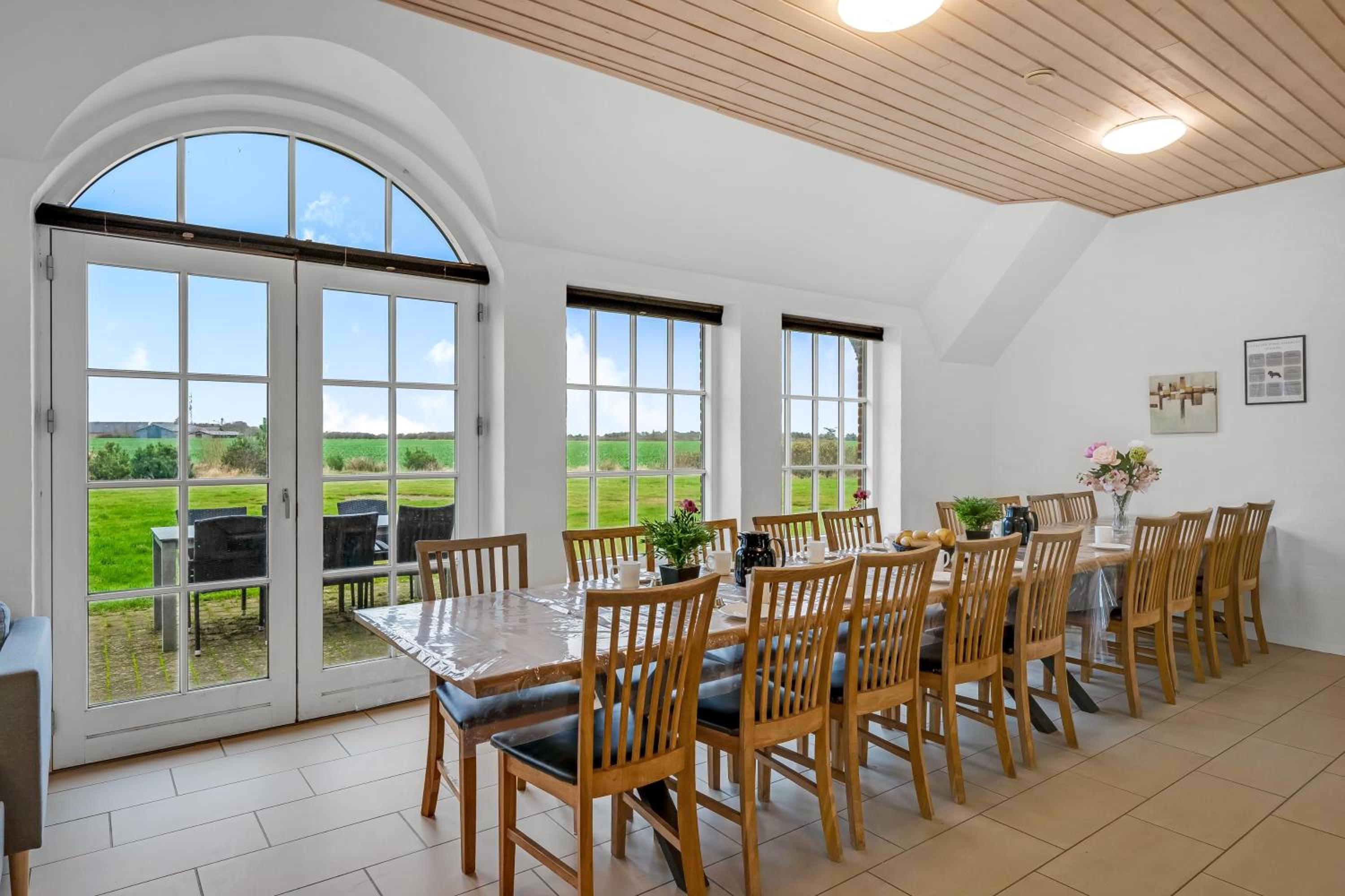 Large Holiday Home For 20 People With Large Pool, Hot Tub For 7 People And Activity Room