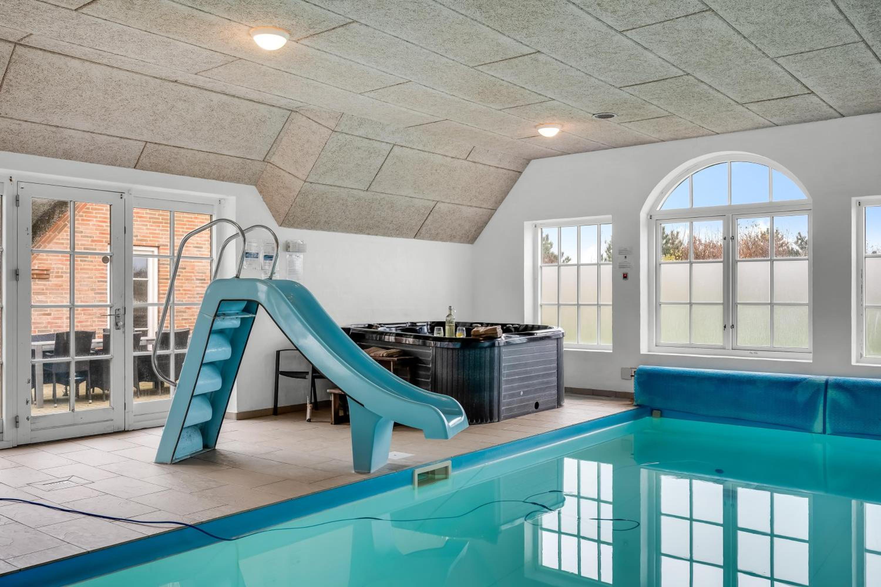 Large Holiday Home For 20 People With Large Pool, Hot Tub For 7 People And Activity Room