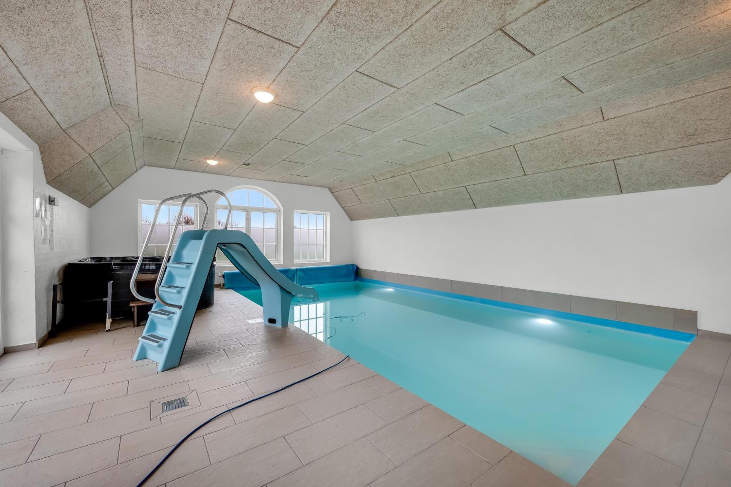 Large Holiday Home For 20 People With Large Pool, Hot Tub For 7 People And Activity Room