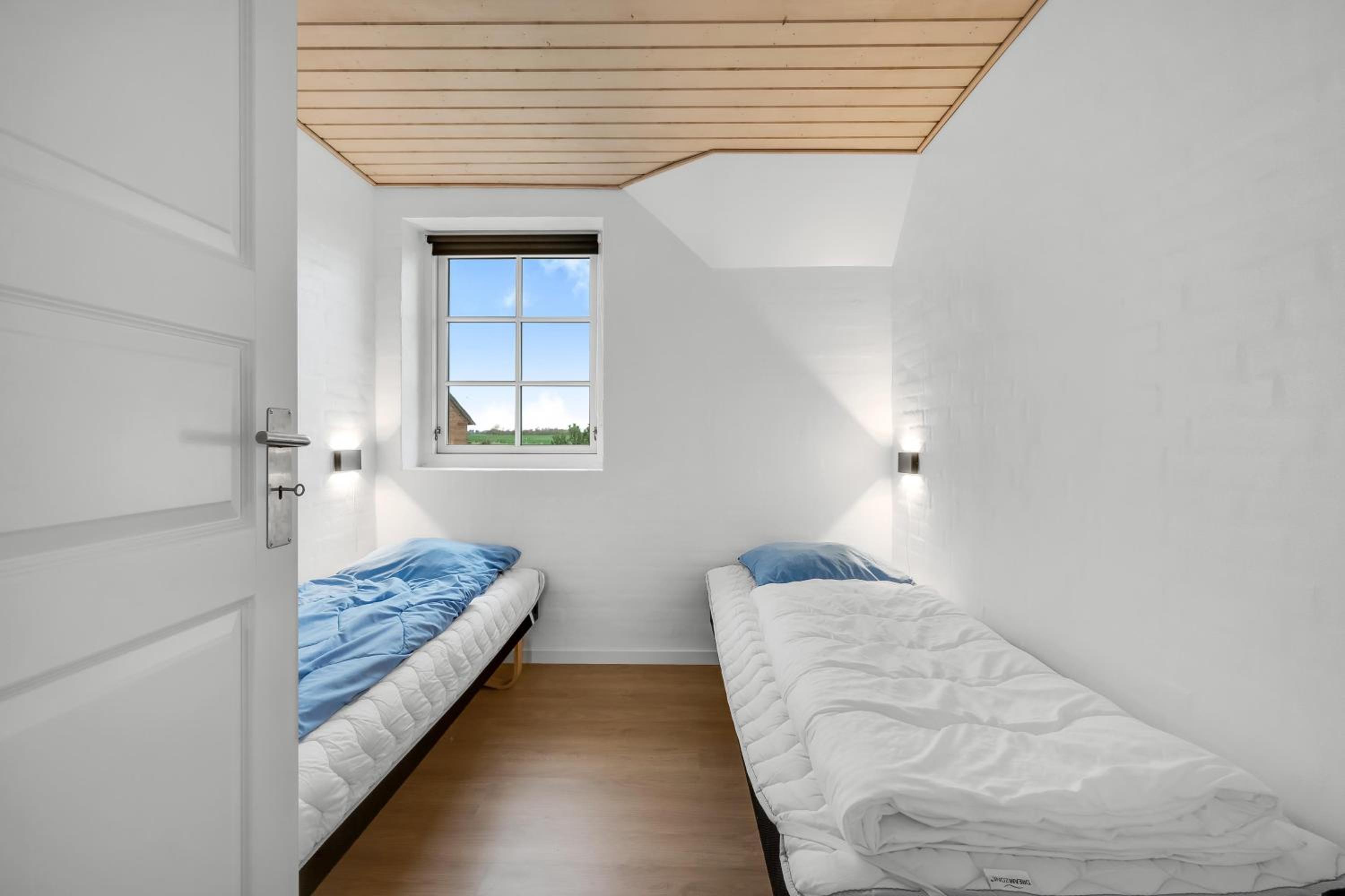 Large Holiday Home For 20 People With Large Pool, Hot Tub For 7 People And Activity Room