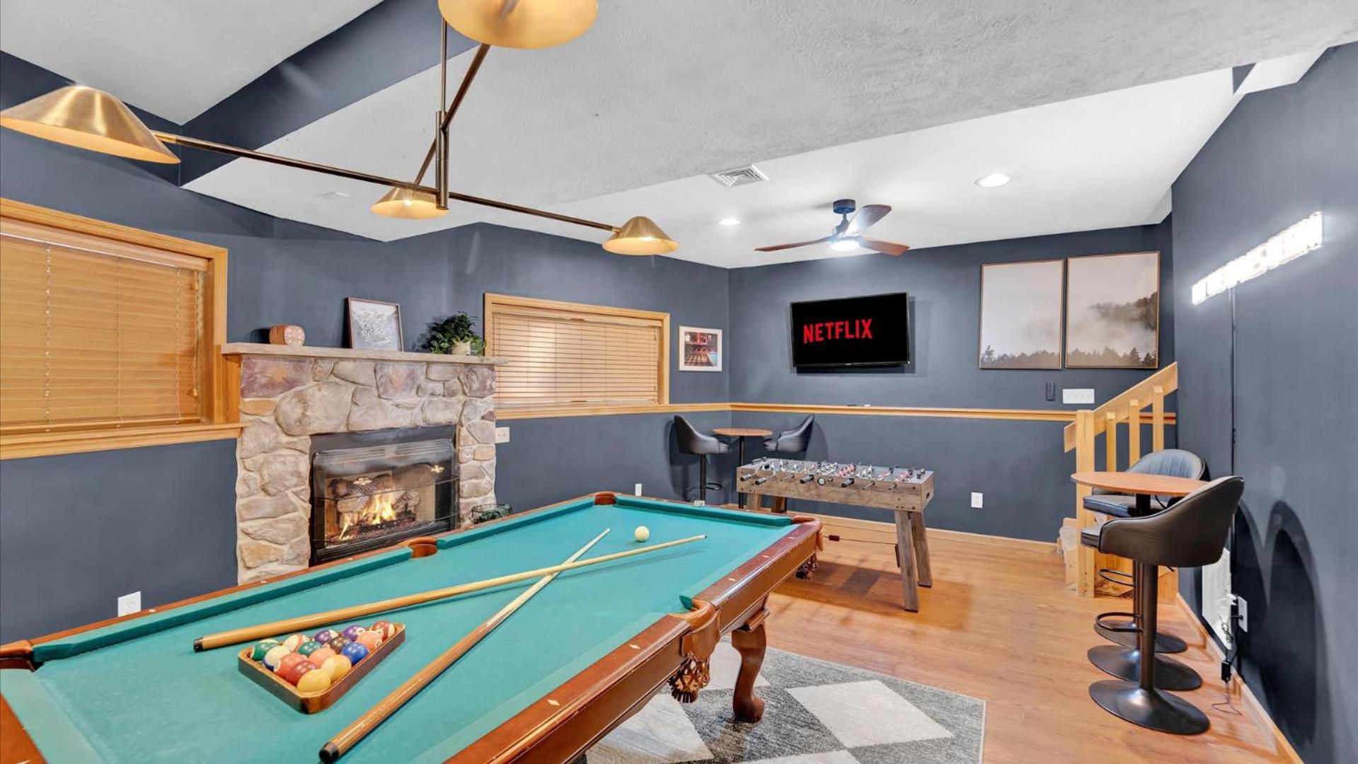 Hot Tub and Game Room a Fireplace Mins to Ski Pets view 3