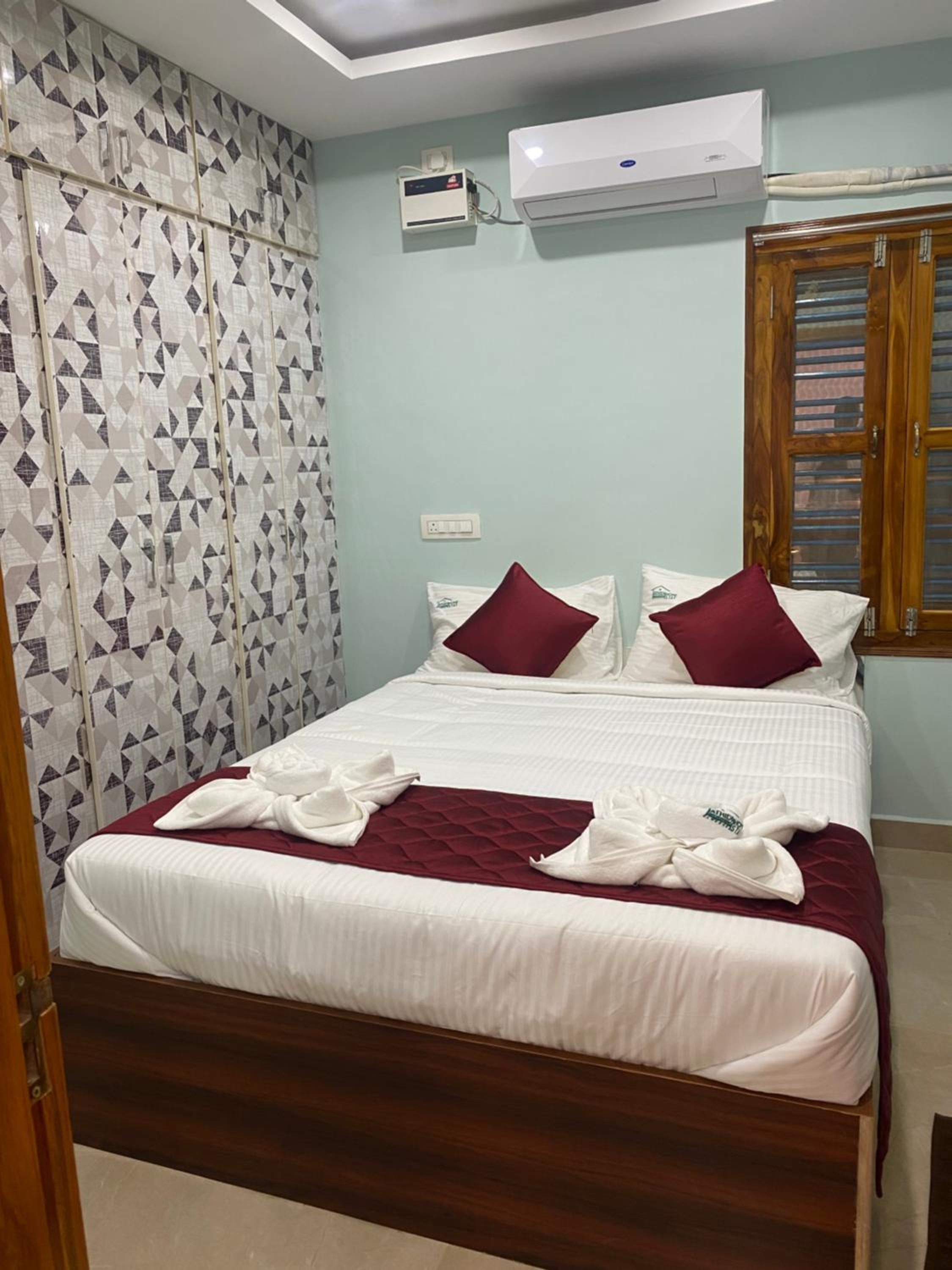 Athidi Luxury Home Stay - AC 2BHK Fully Furnished Flat with TV, WI-FI, 24Hrs Hot water, Parking, Elevator, Power Backup view 4