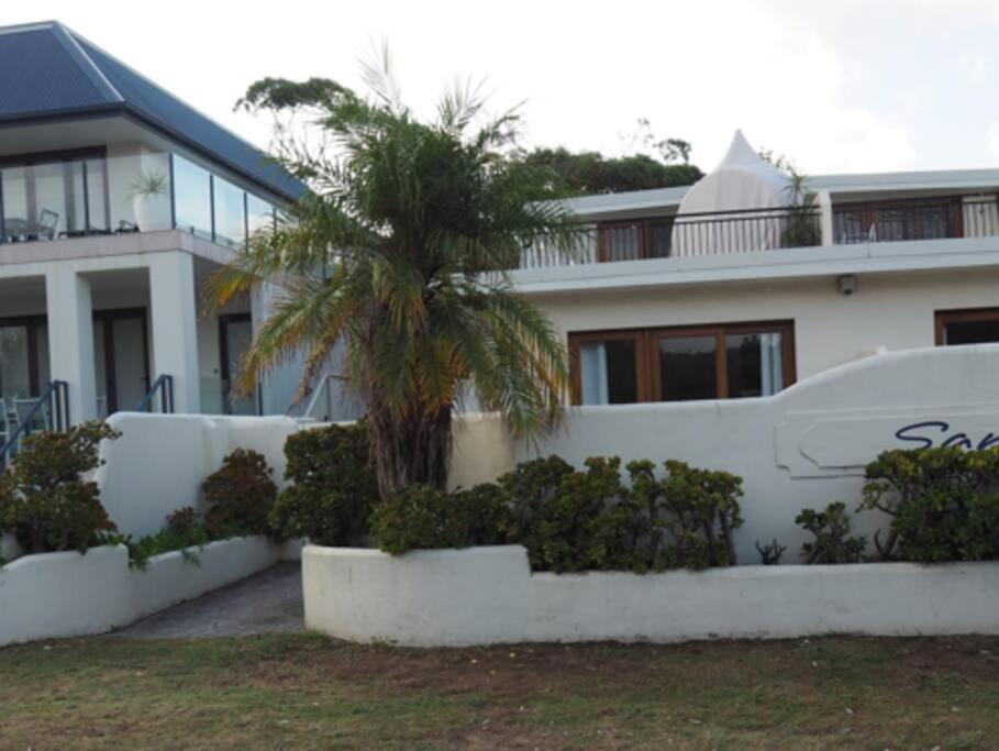 Sunny Beachfront Villa-right across from the beach