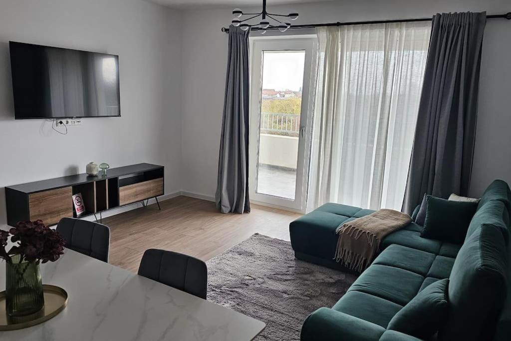 Spacious Riverside View, Class Park view 3