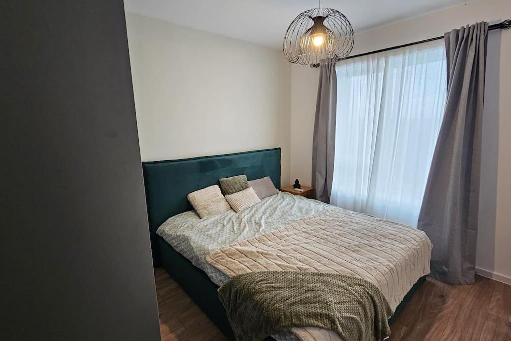 Spacious Riverside View, Class Park view 4