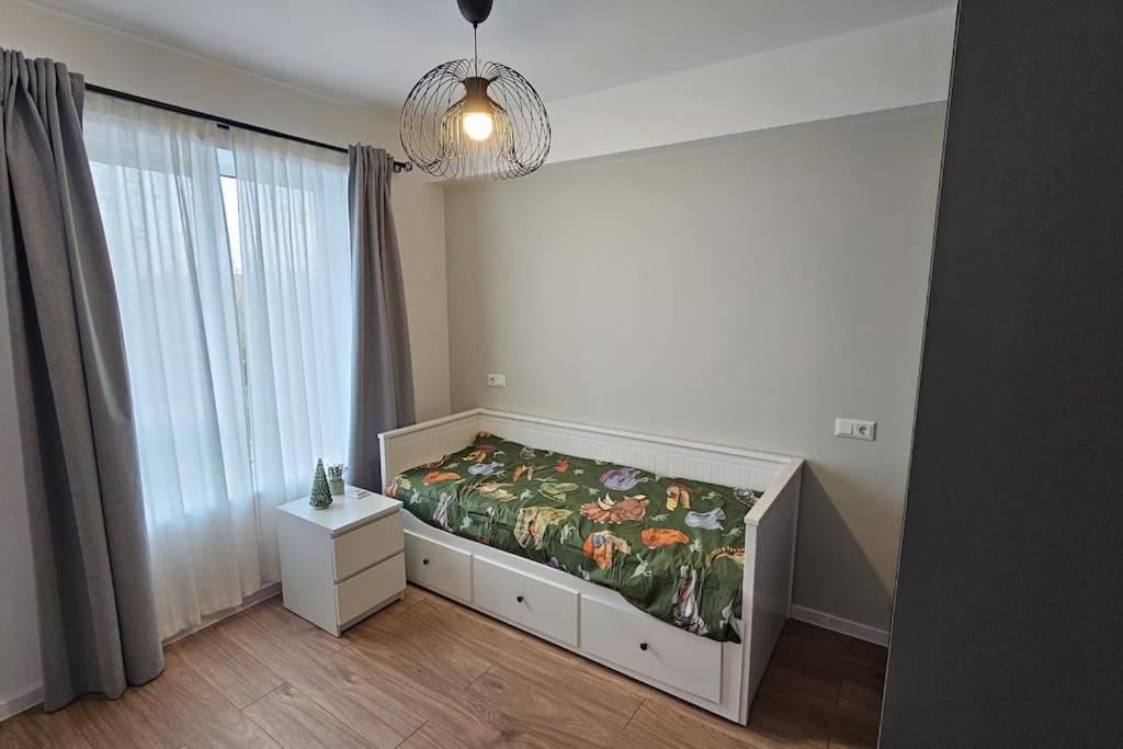 Spacious Riverside View, Class Park view 2