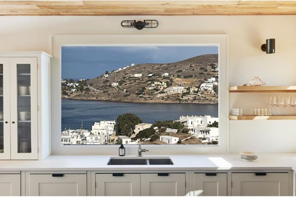 Villa surplombant le port d'Ios, Cyclades Grecques view 2