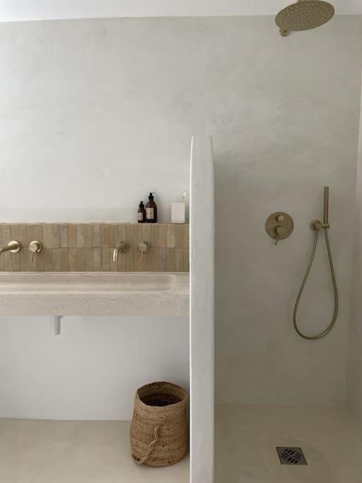 Villa surplombant le port d'Ios, Cyclades Grecques view 3